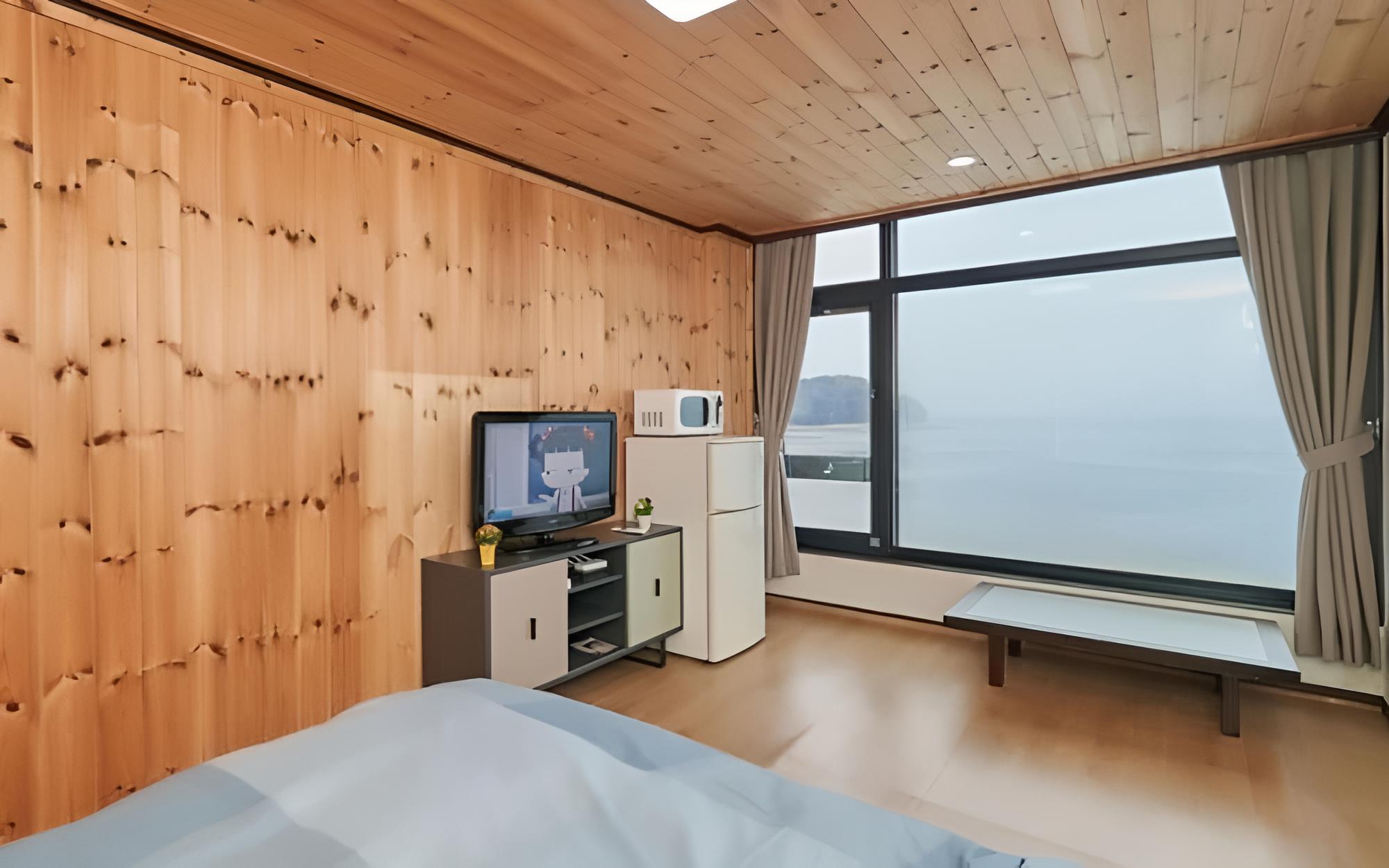 Room (Room 205)
