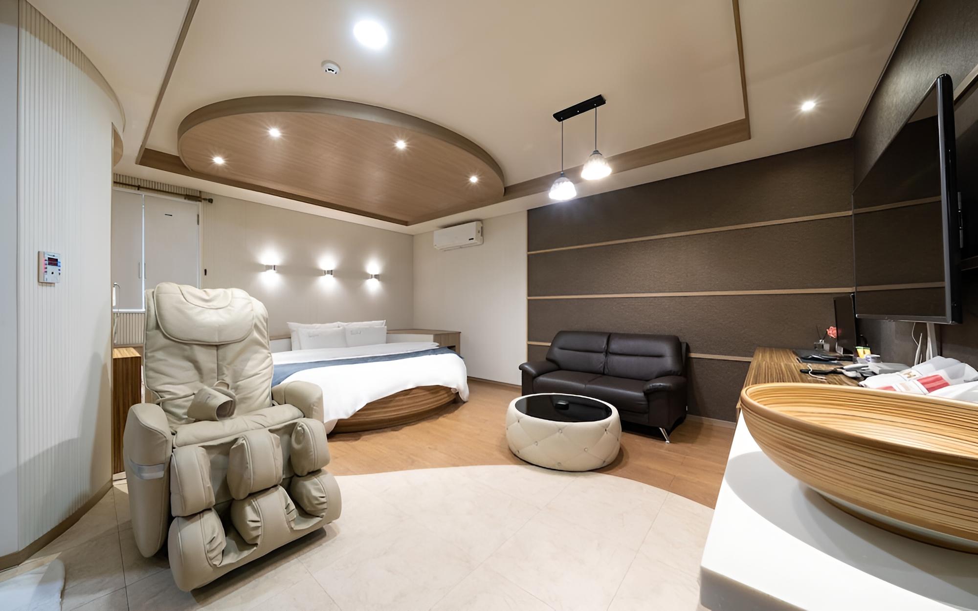 Room (Standard A (Netflix available/massage)