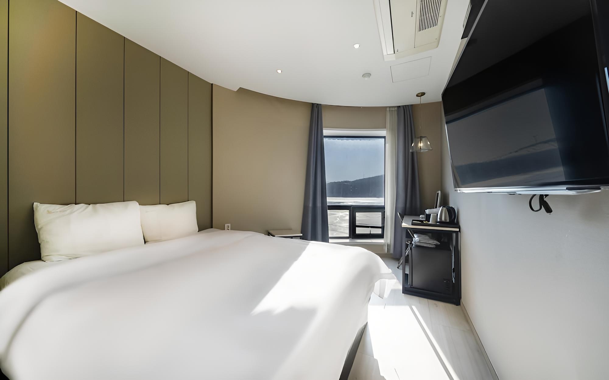 Room (Standard - Lake View)