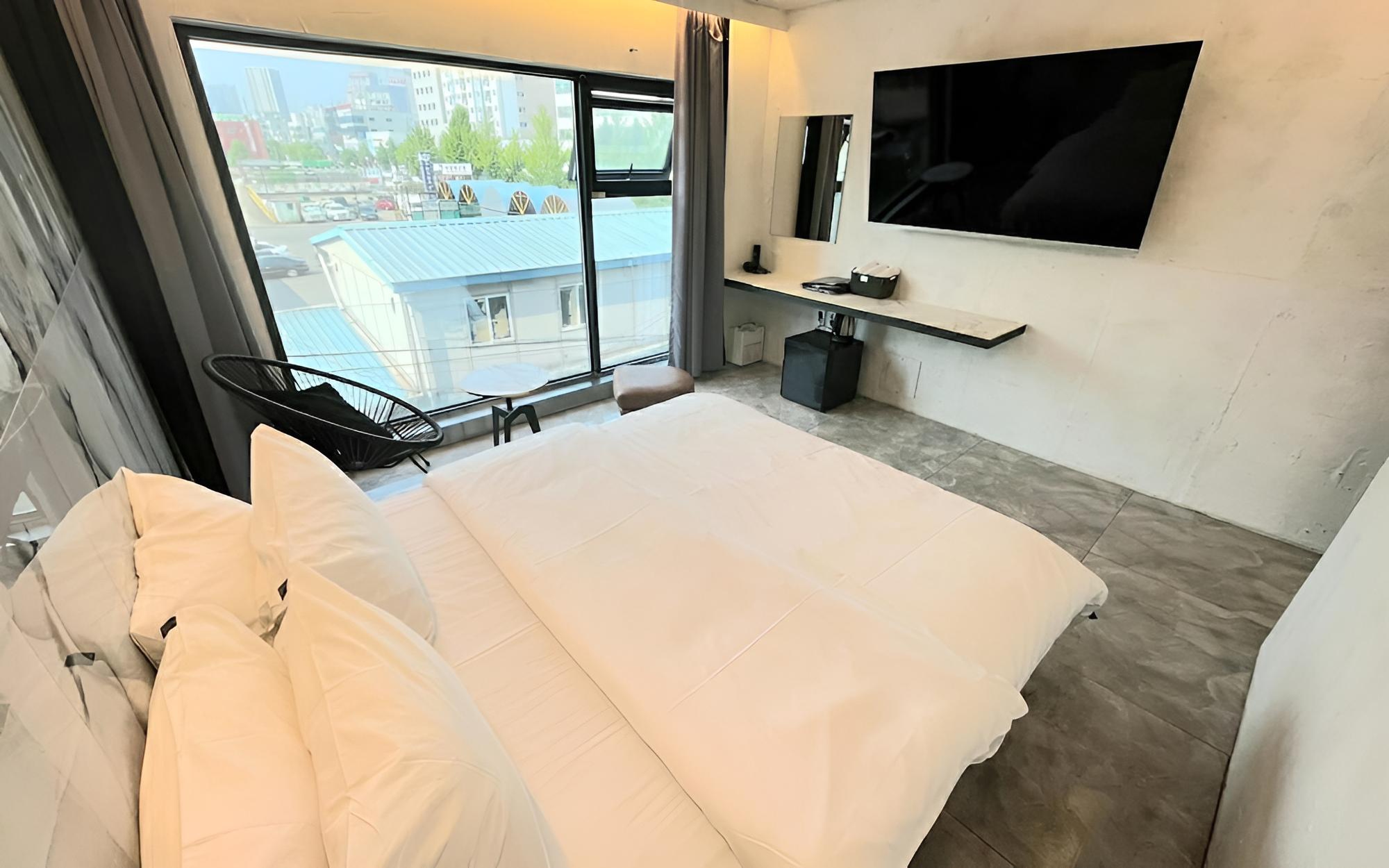 Room (Movie Room (Movie Room 70 inches 75 i) - Photo 1