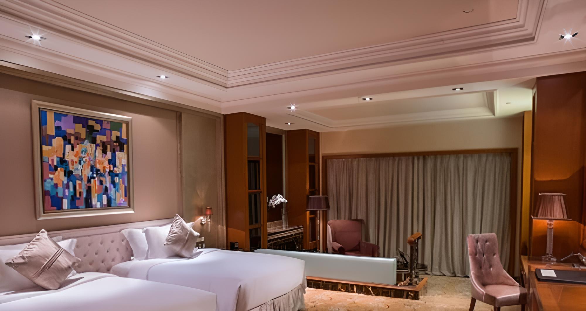 Business Room, 1 King Bed, Pool View photo 2