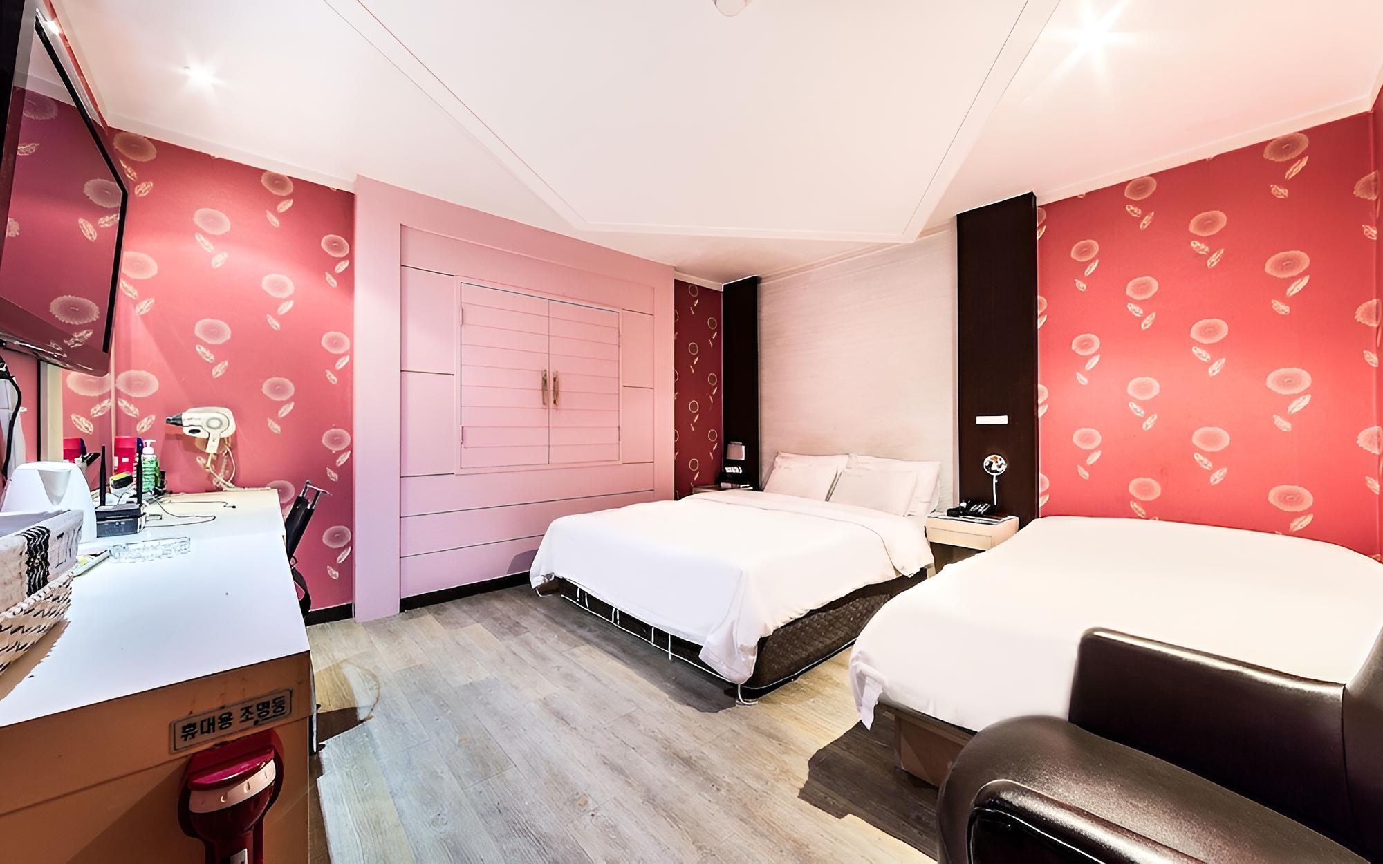 Room (Twin)