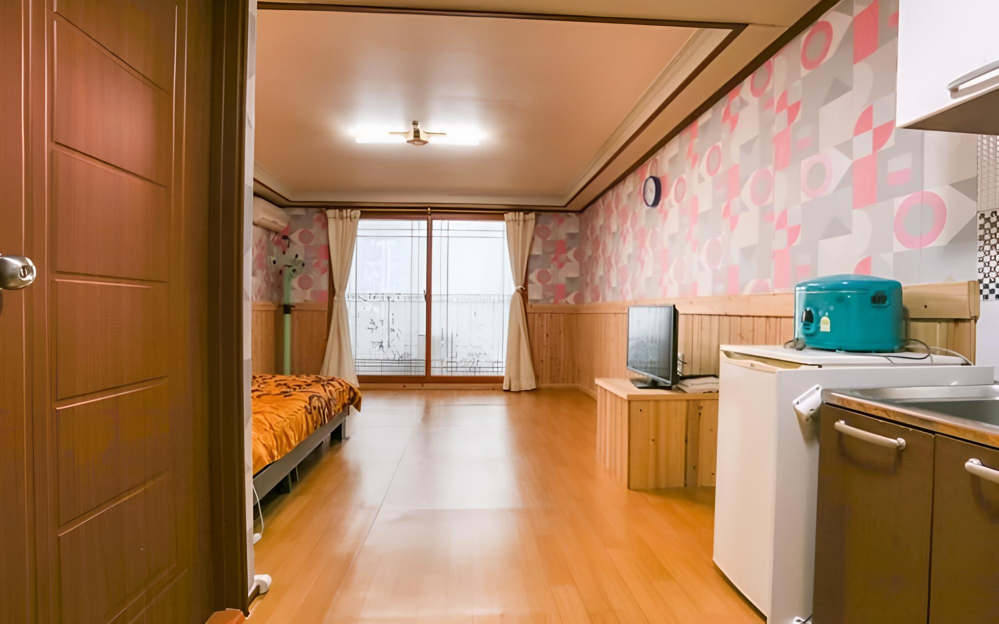 Room (Room 306)