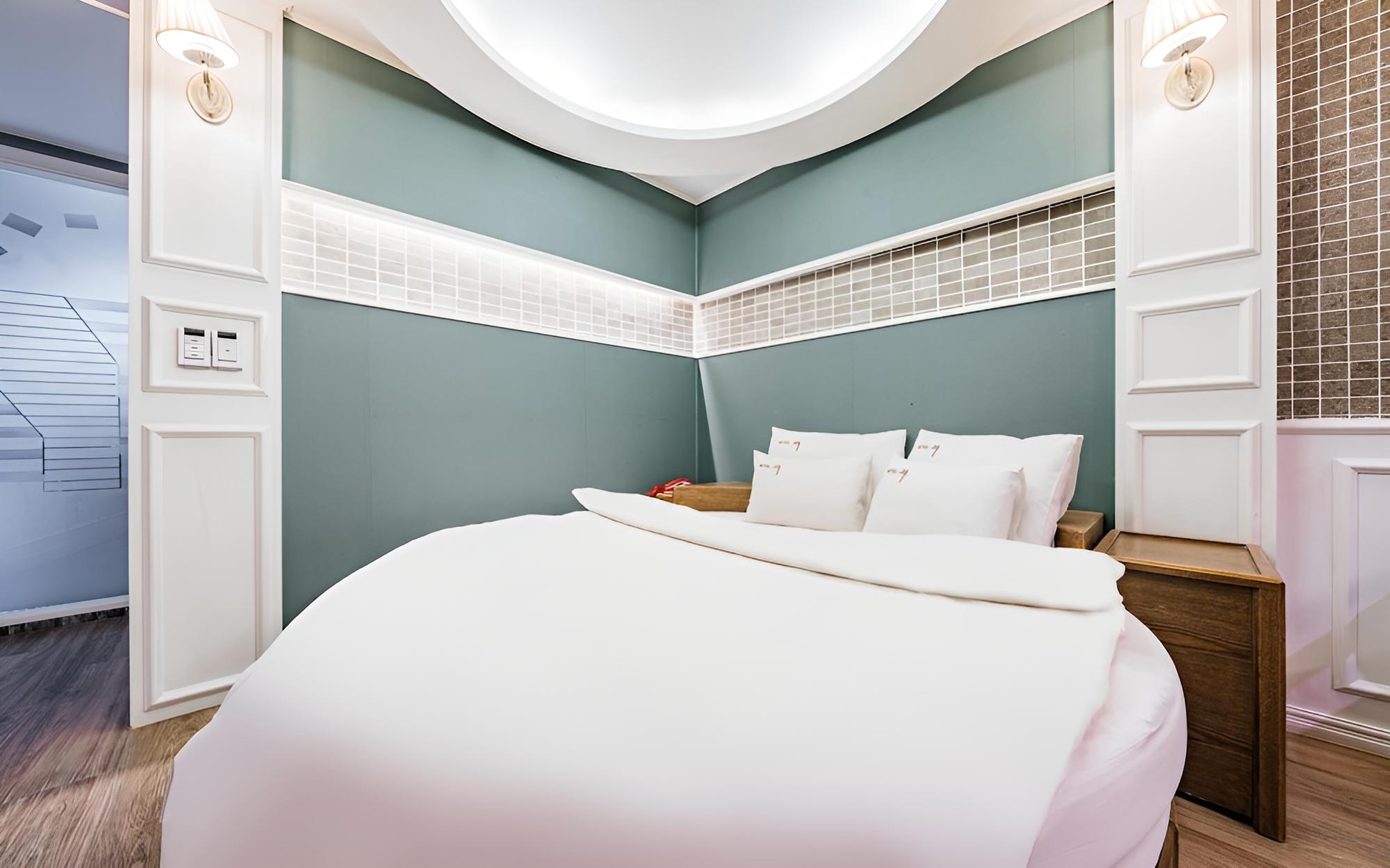 Room (Twin Beds (Netflix available)) - Photo 4