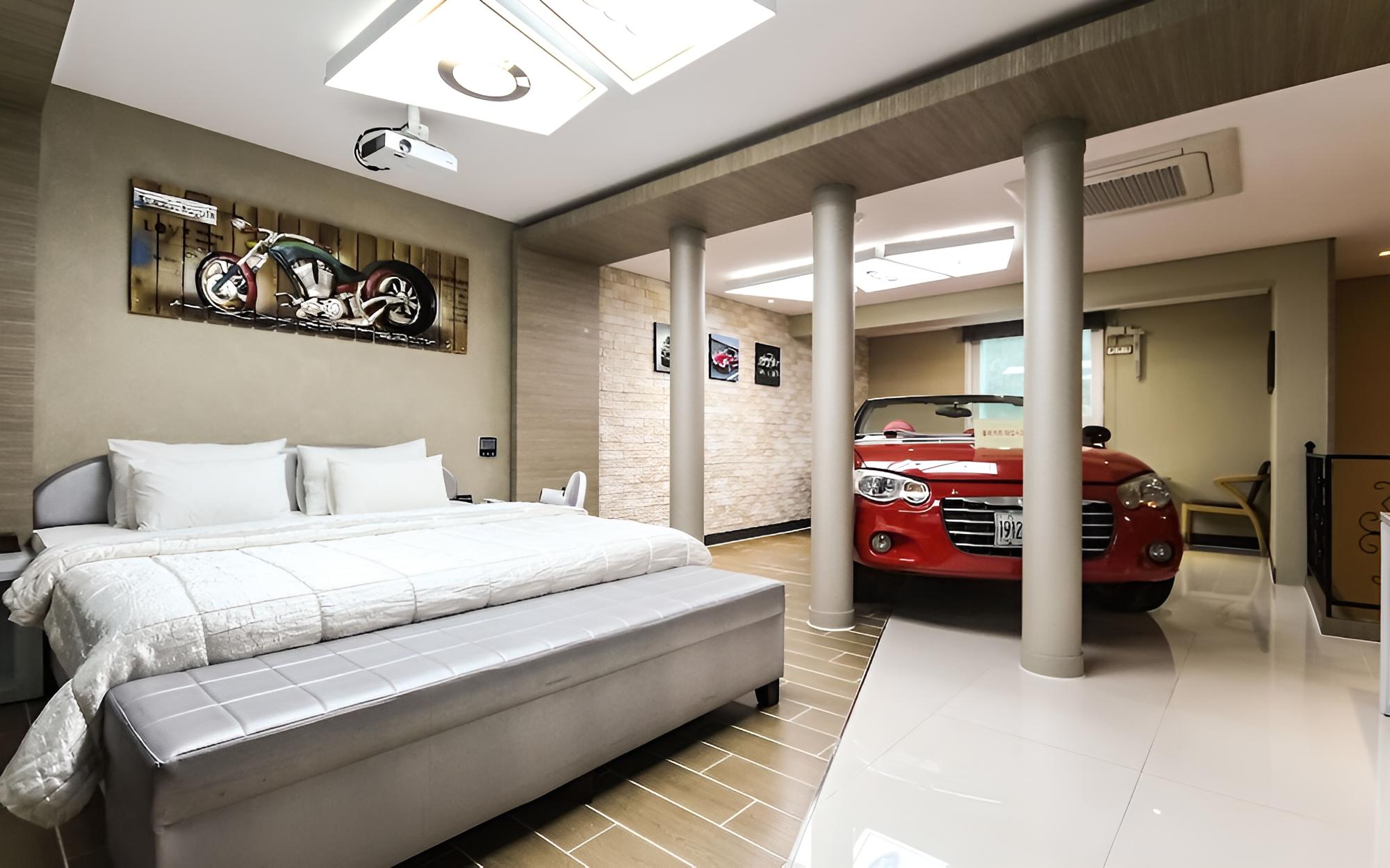 Room (Suite (duplex structure whirlpool bat)