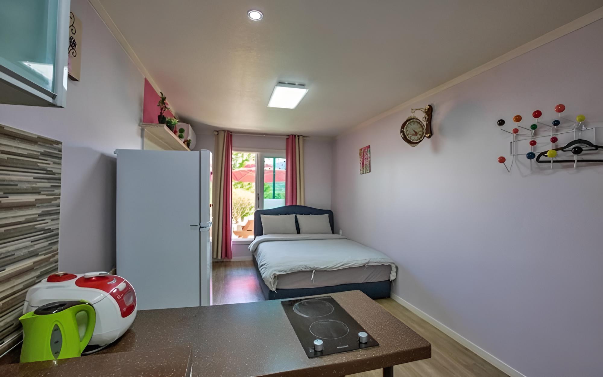 Room (Room 103)