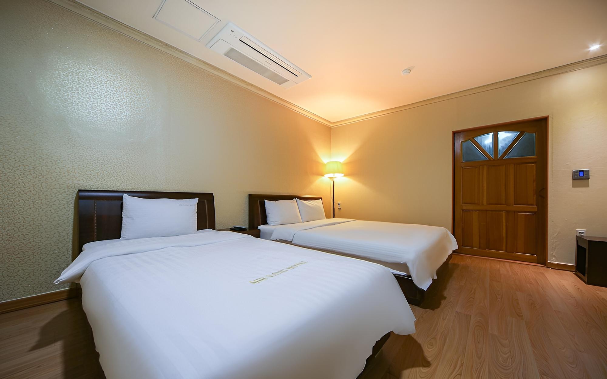 Room (Twin) - Photo 2