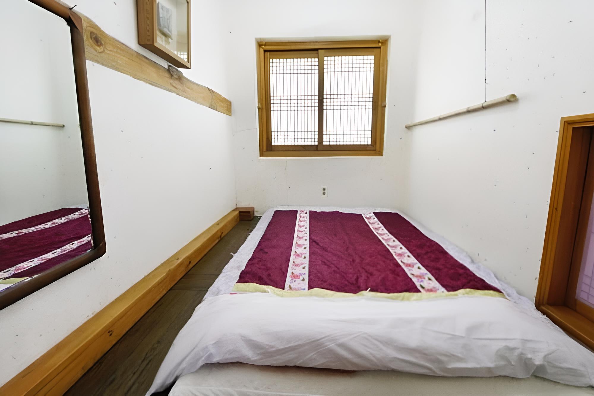 Room (Surakdang)