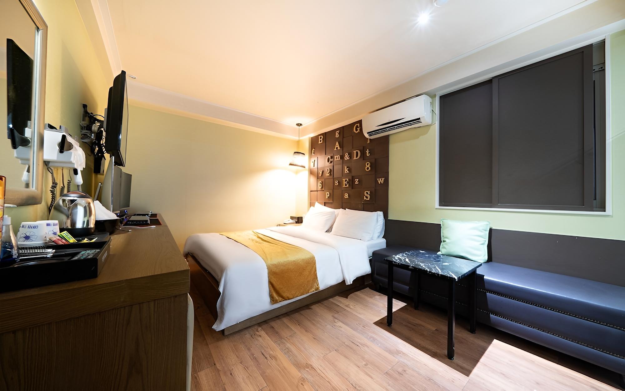 Room (Semi-private Couple PC Room)