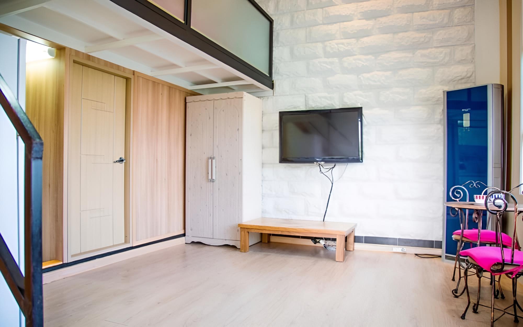 Room (Room 105)