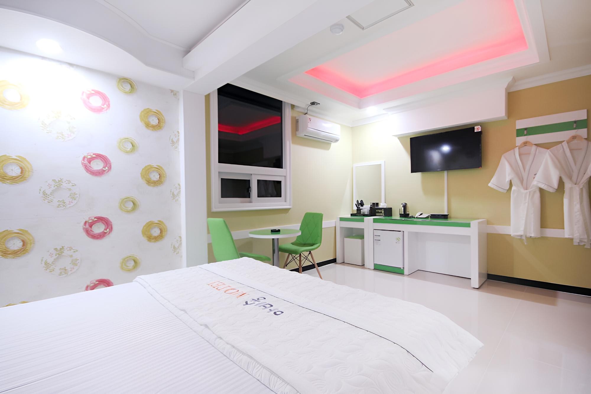 Room (Standard Room A (55-inch TV)) - Photo 3