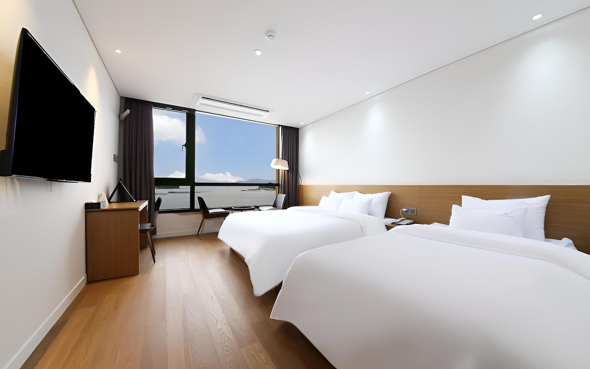 Room (Deluxe Twin (Free Netflix cable car d) - Photo 3