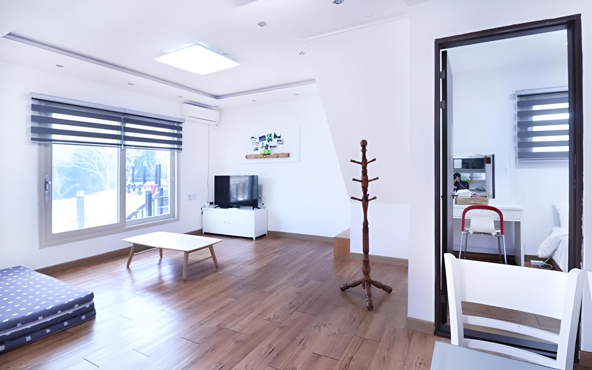 Room (Room 501 (1F))