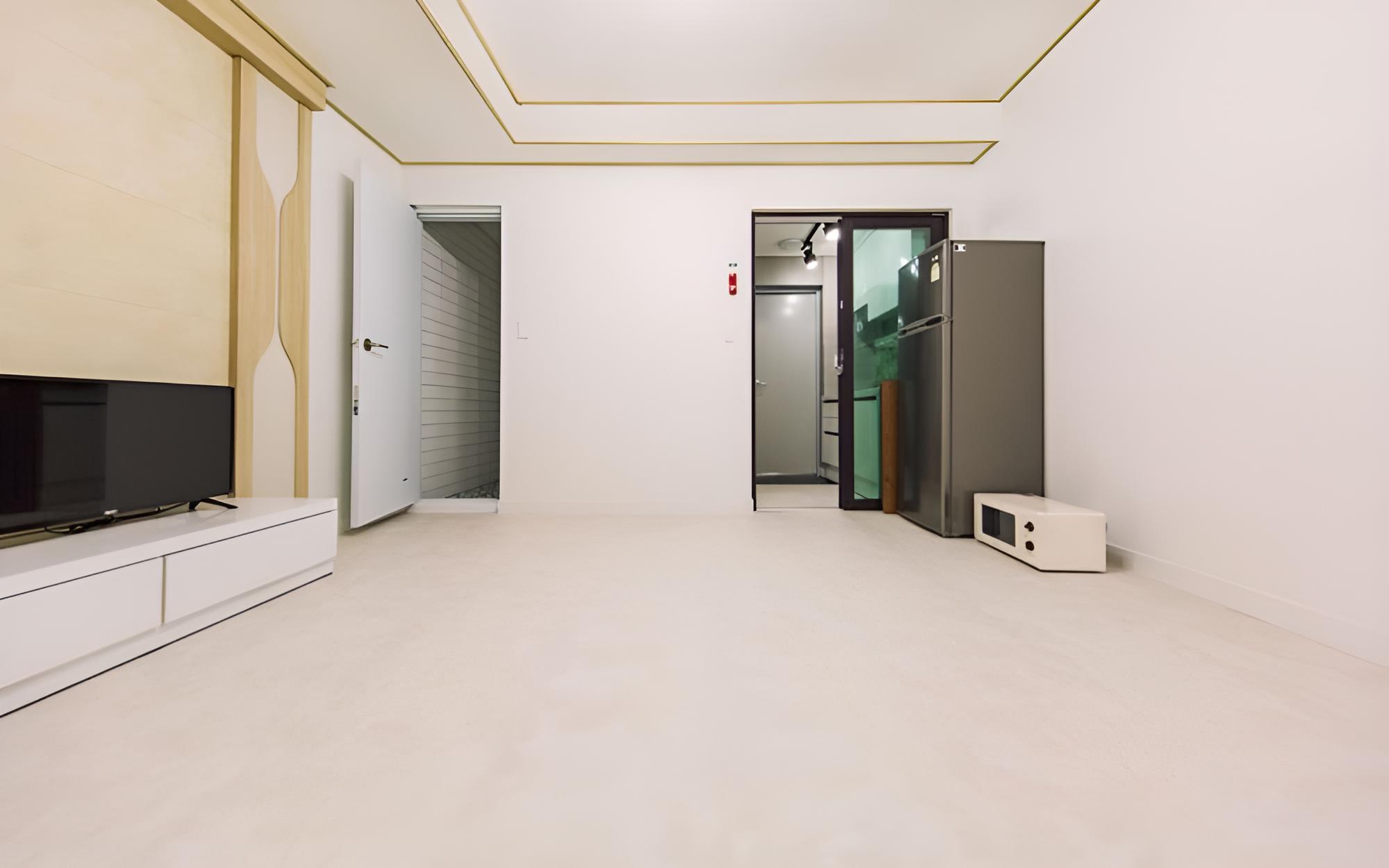Room (Room 105 Deluxe (Separate Bathroom & )