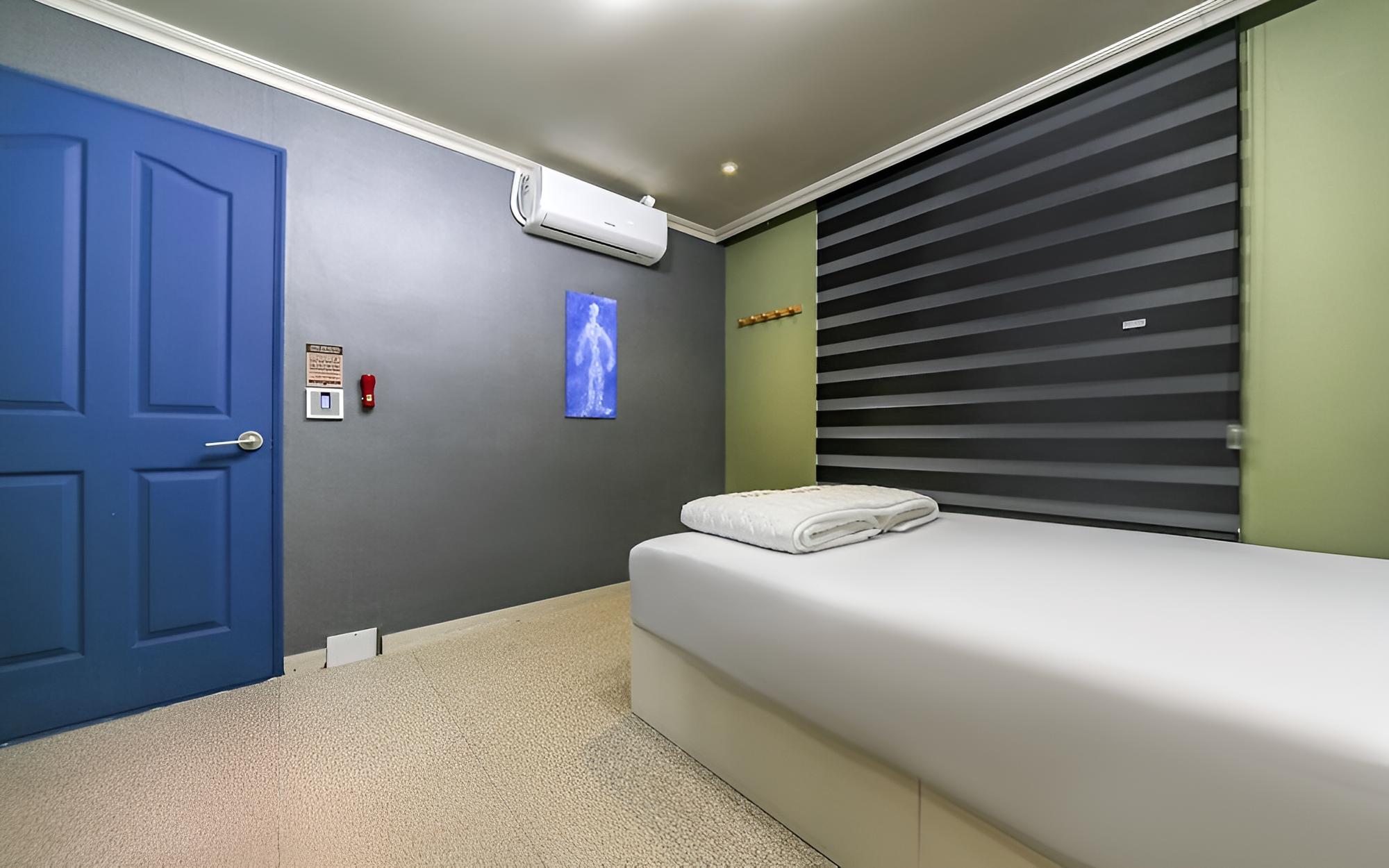 Room (Massage bed room (good room heating/c)