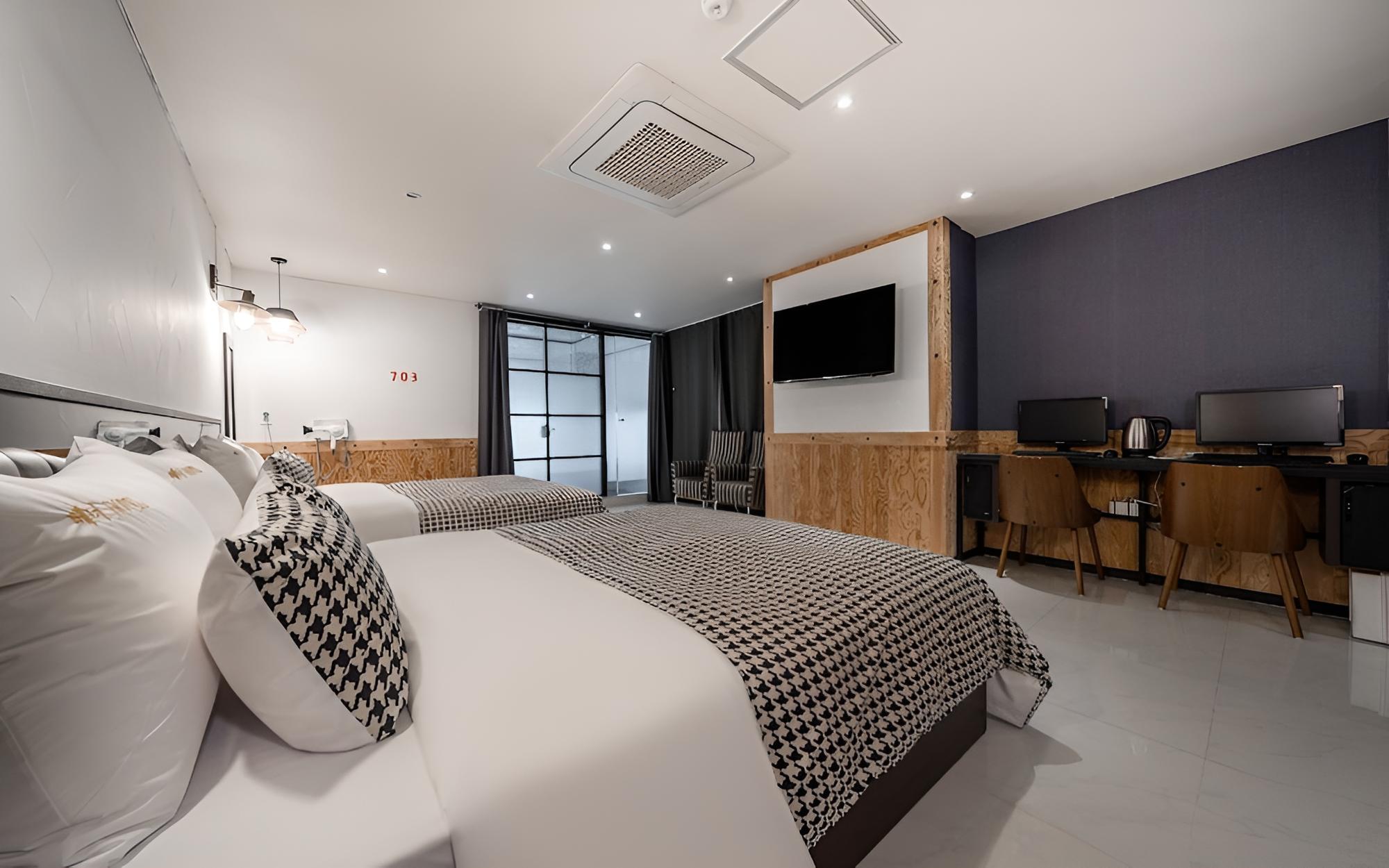 Room (Suite (Samsung 75 inch TV massage cha)