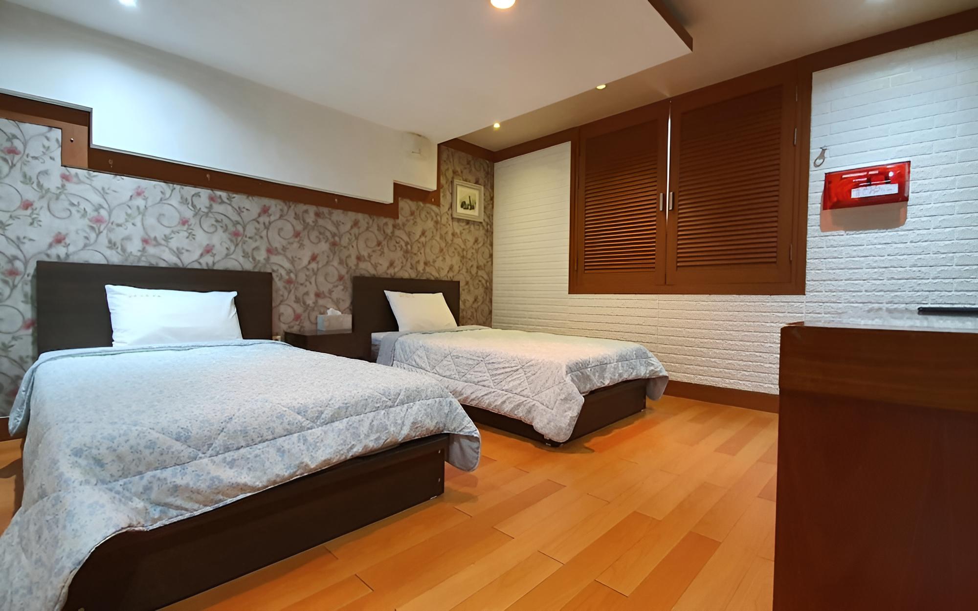 Room (Twin (double + single))