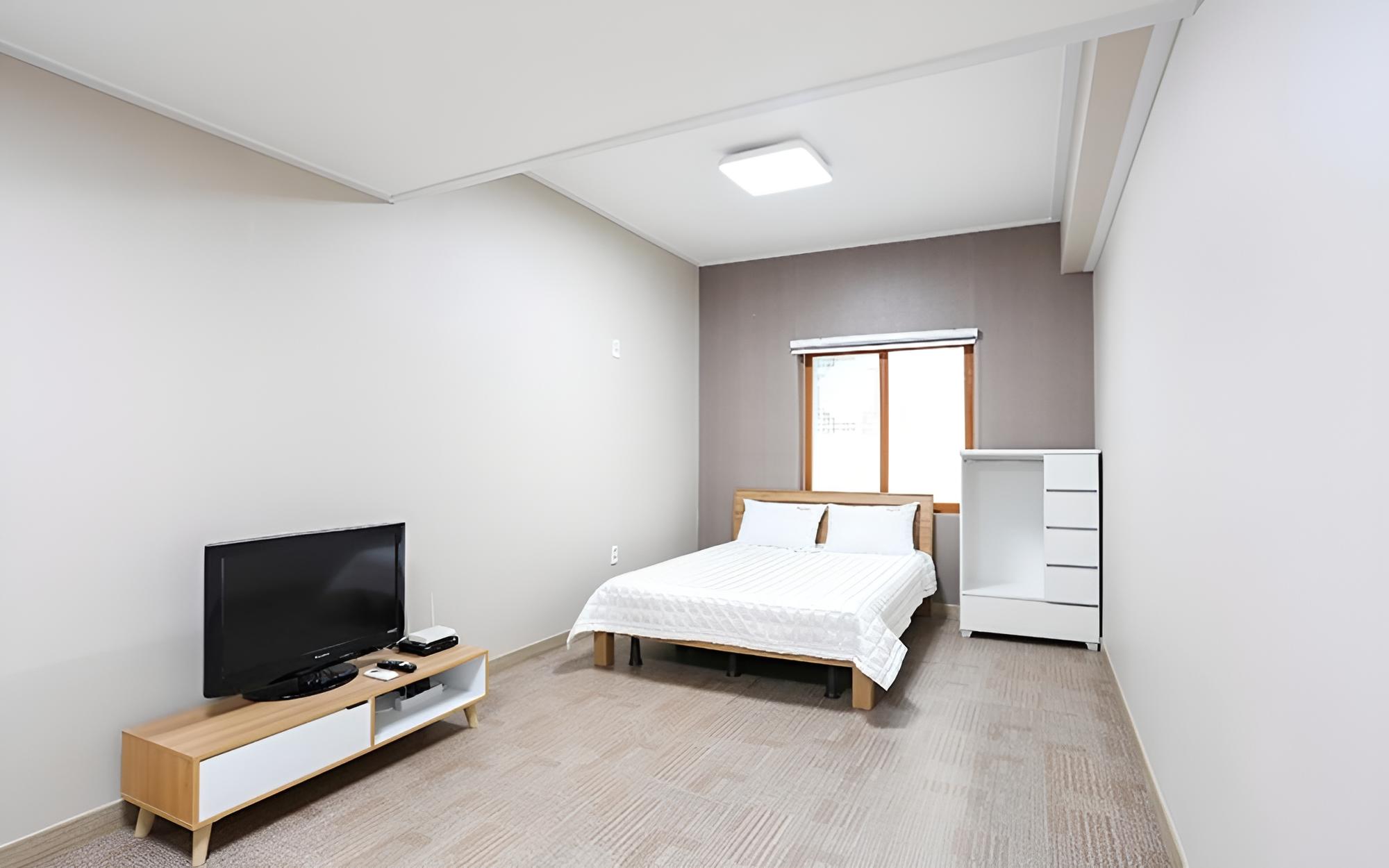 Room (Room 201)