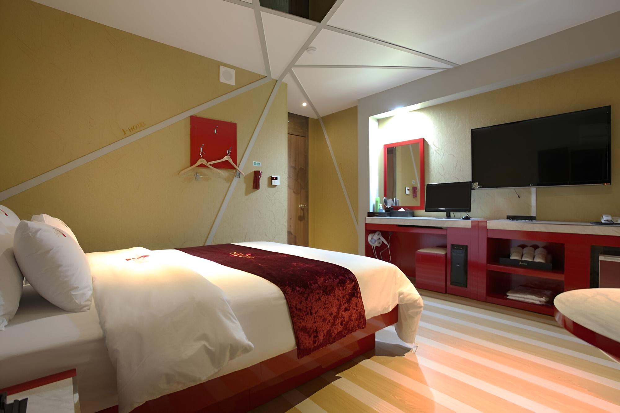Room (Standard Room) - Photo 18