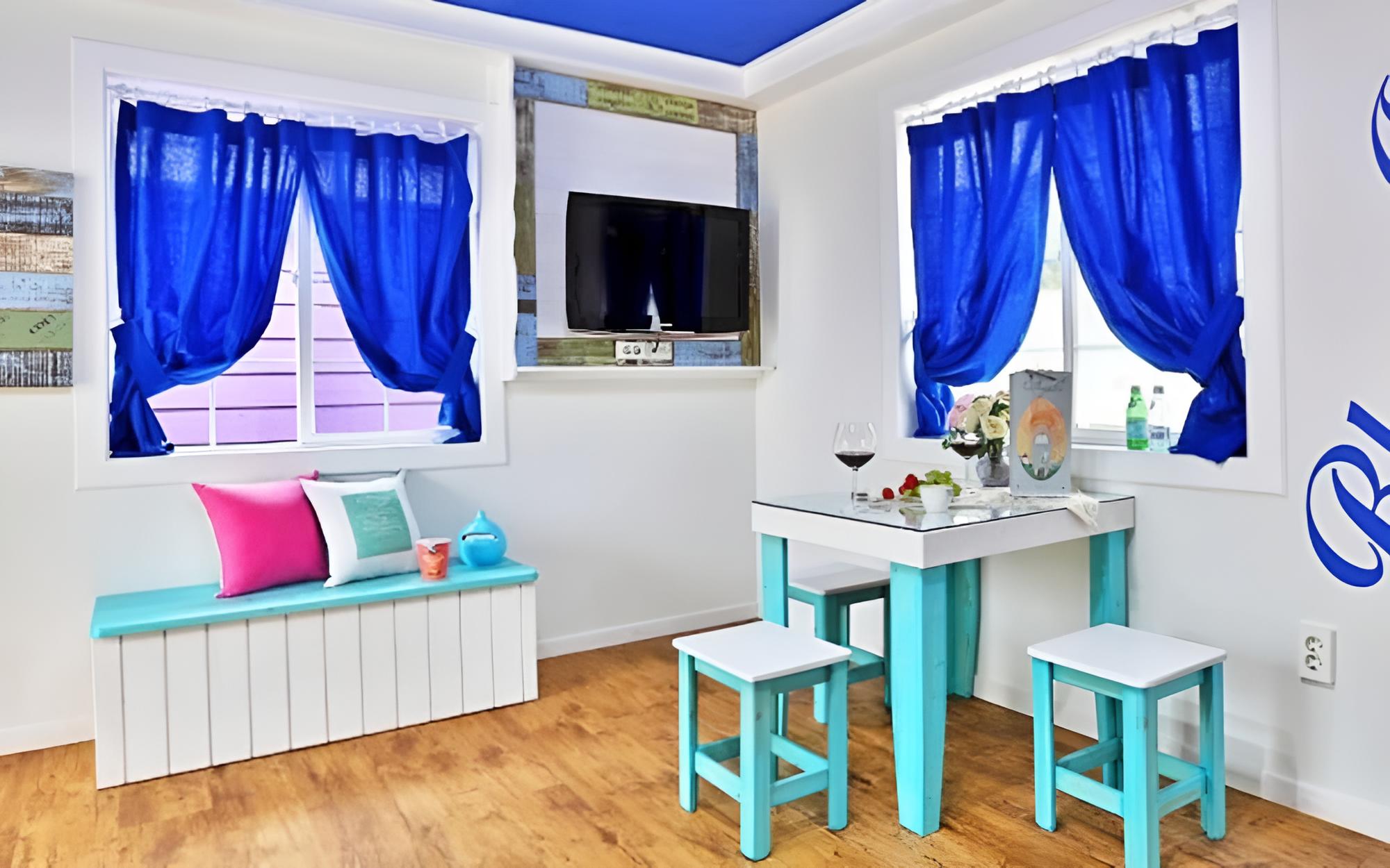 Room (Blue Eyes)