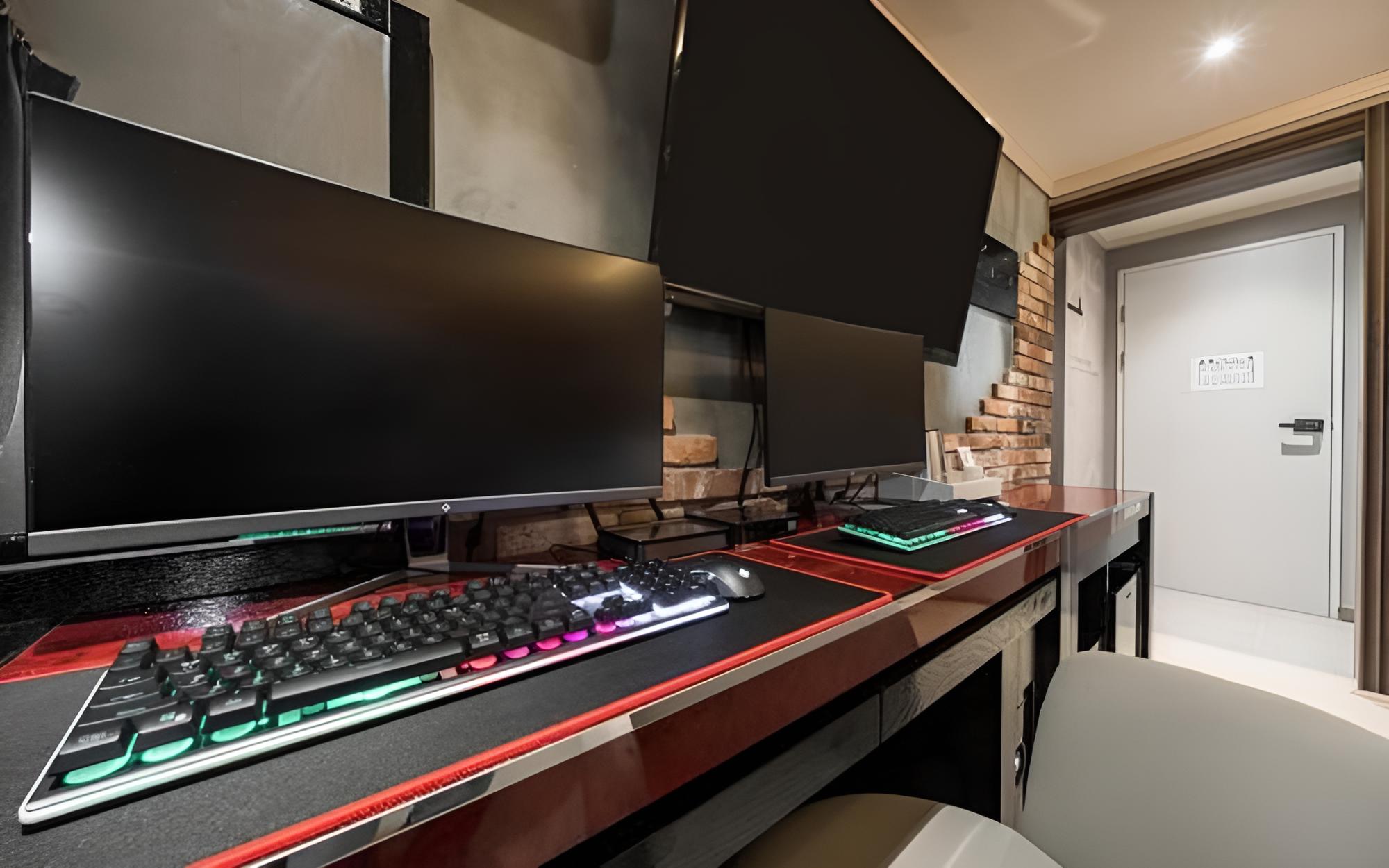 Room (Couple PC (2 PCs/ Netflix available))