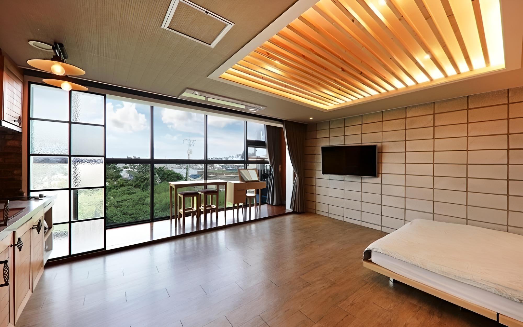Room (Maine203 (family room))