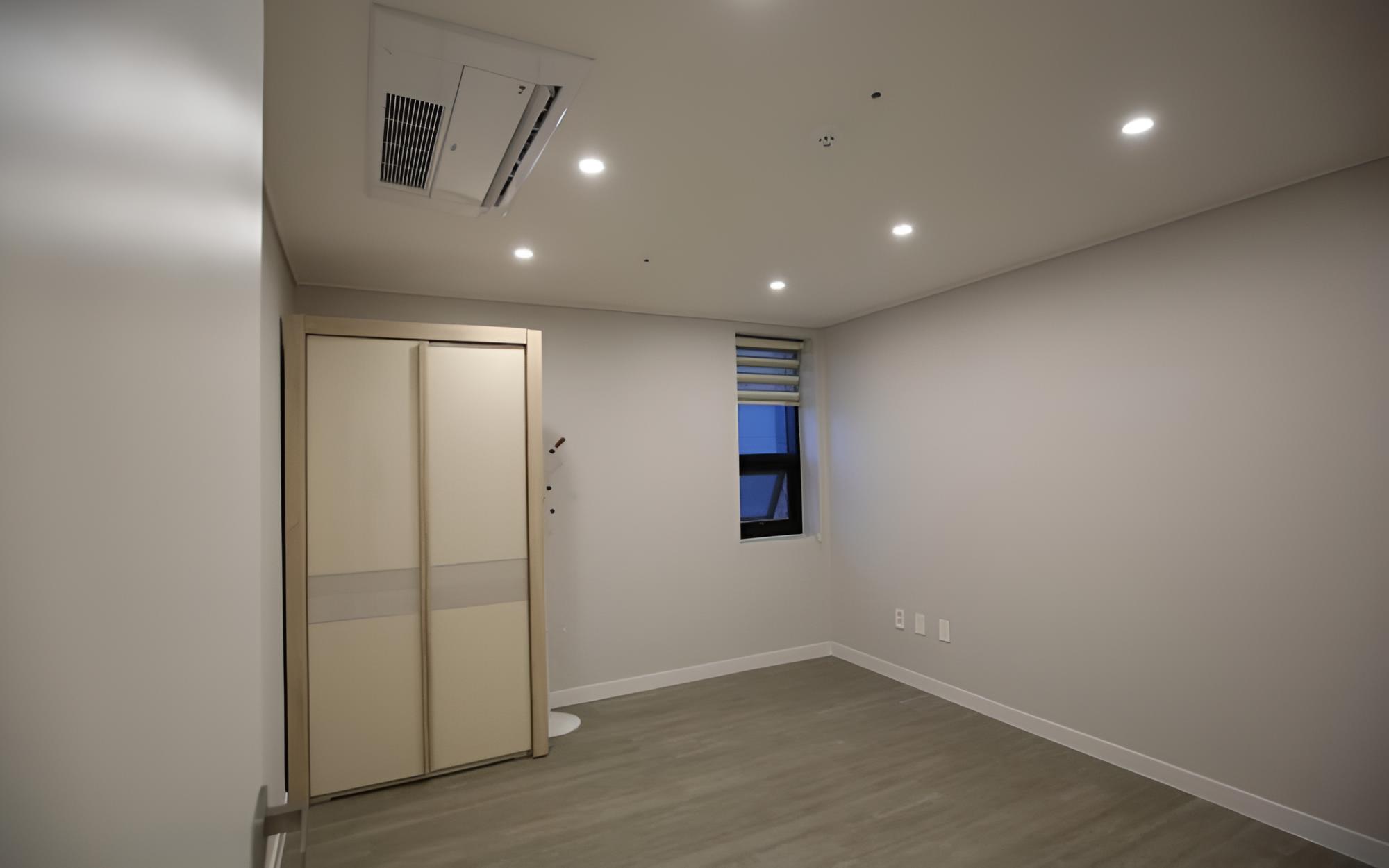 Room (Room 403)