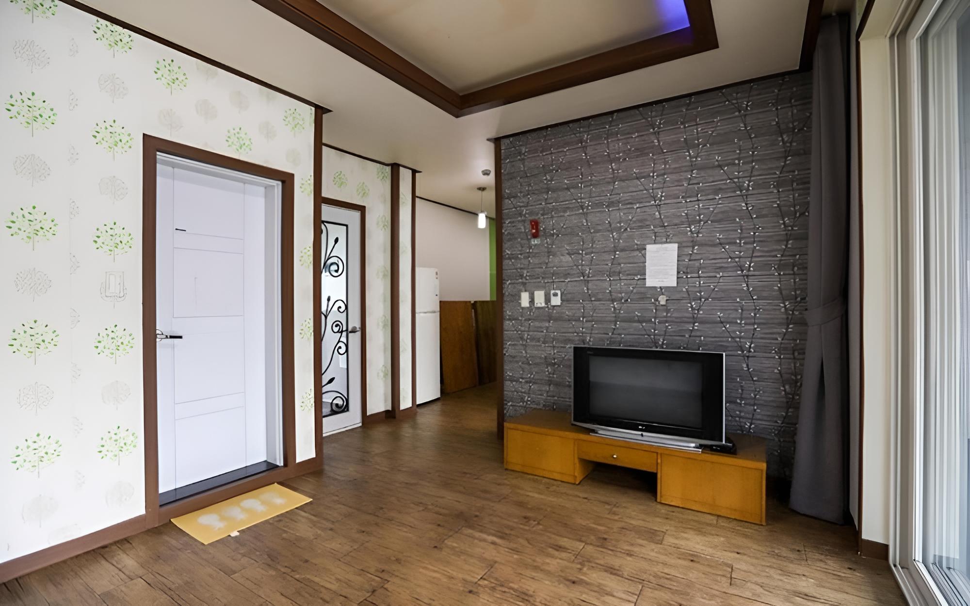 Room (7 building room 102 (50m ondol))