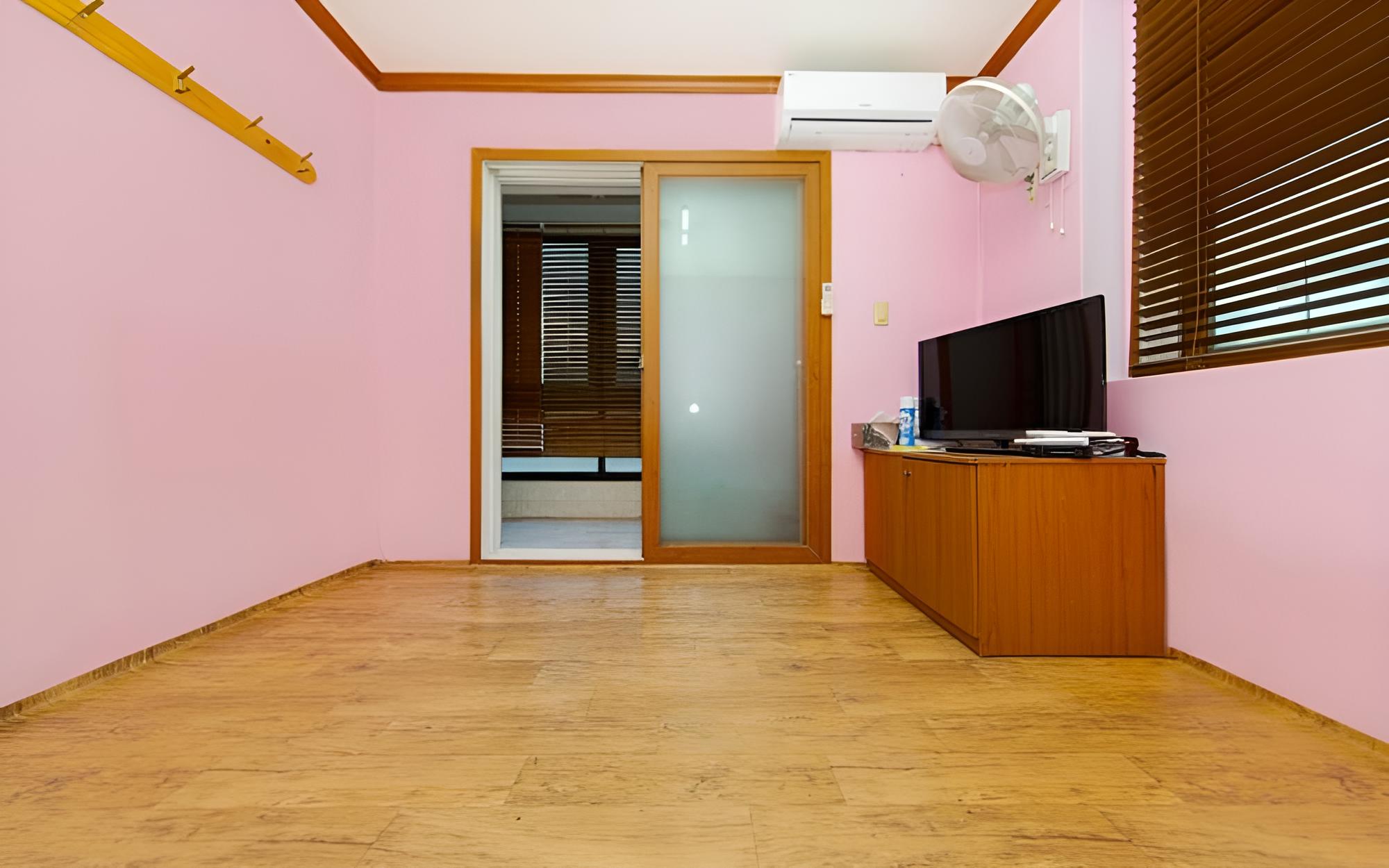 Room (Room 301)