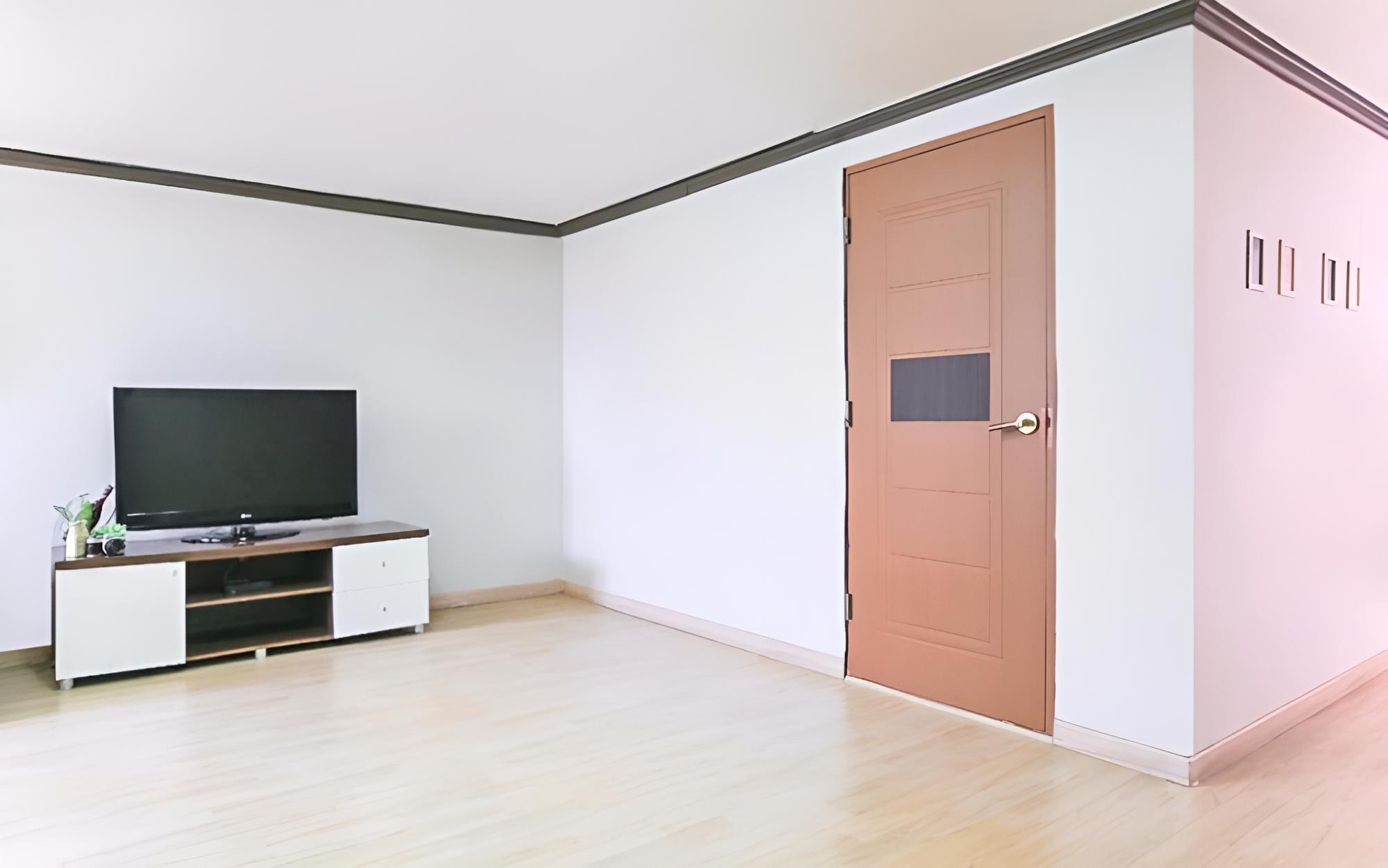 Room (103)