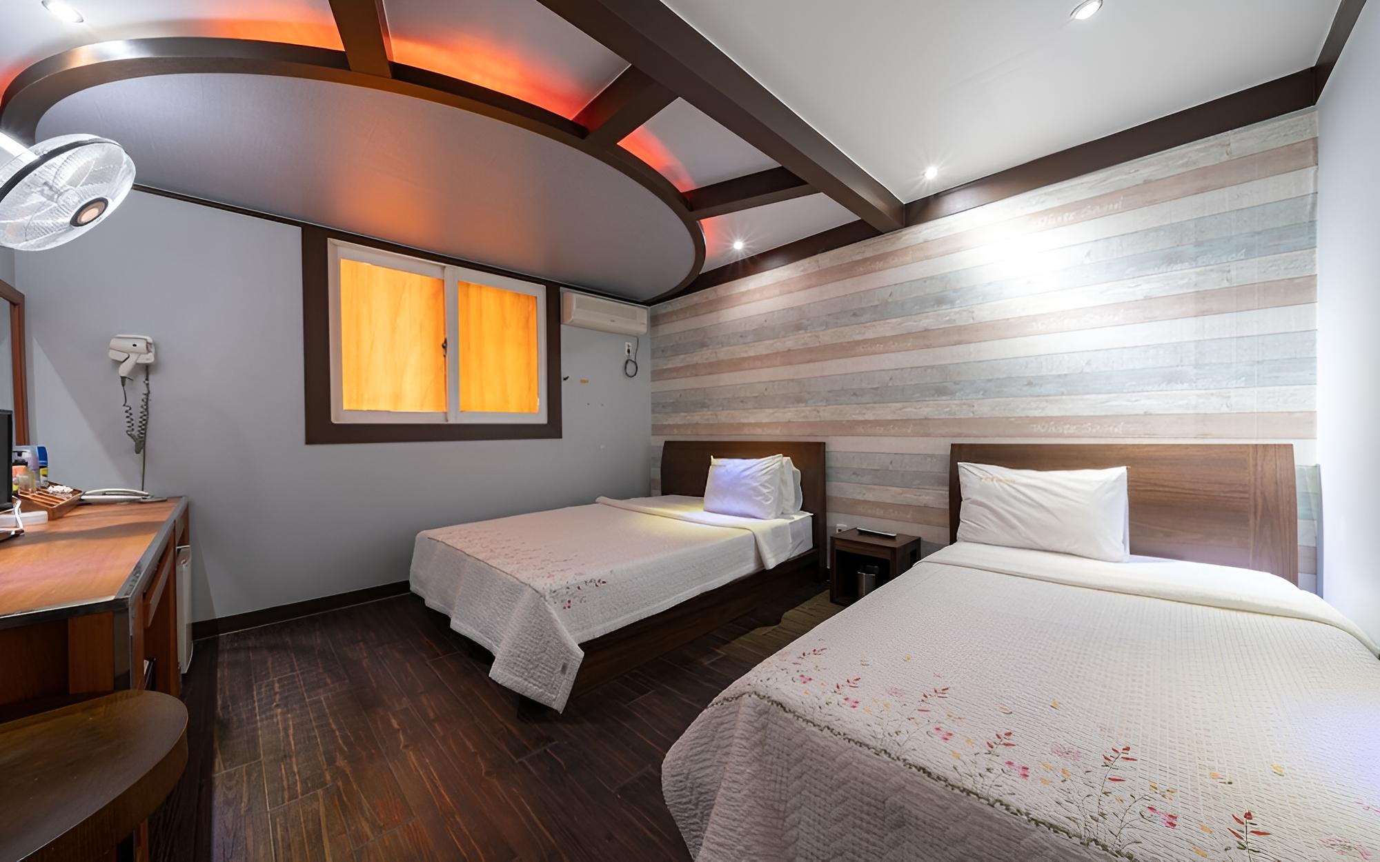 Room (Twin)