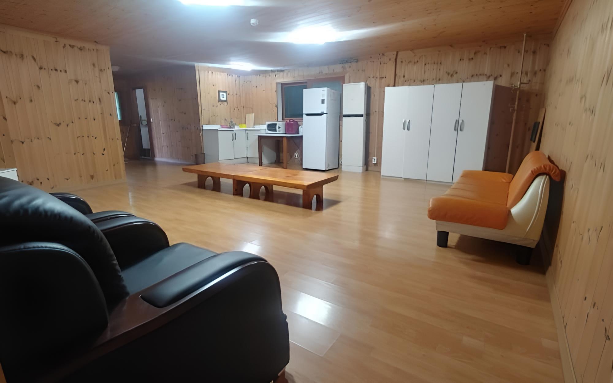 Room (101103B (group room))