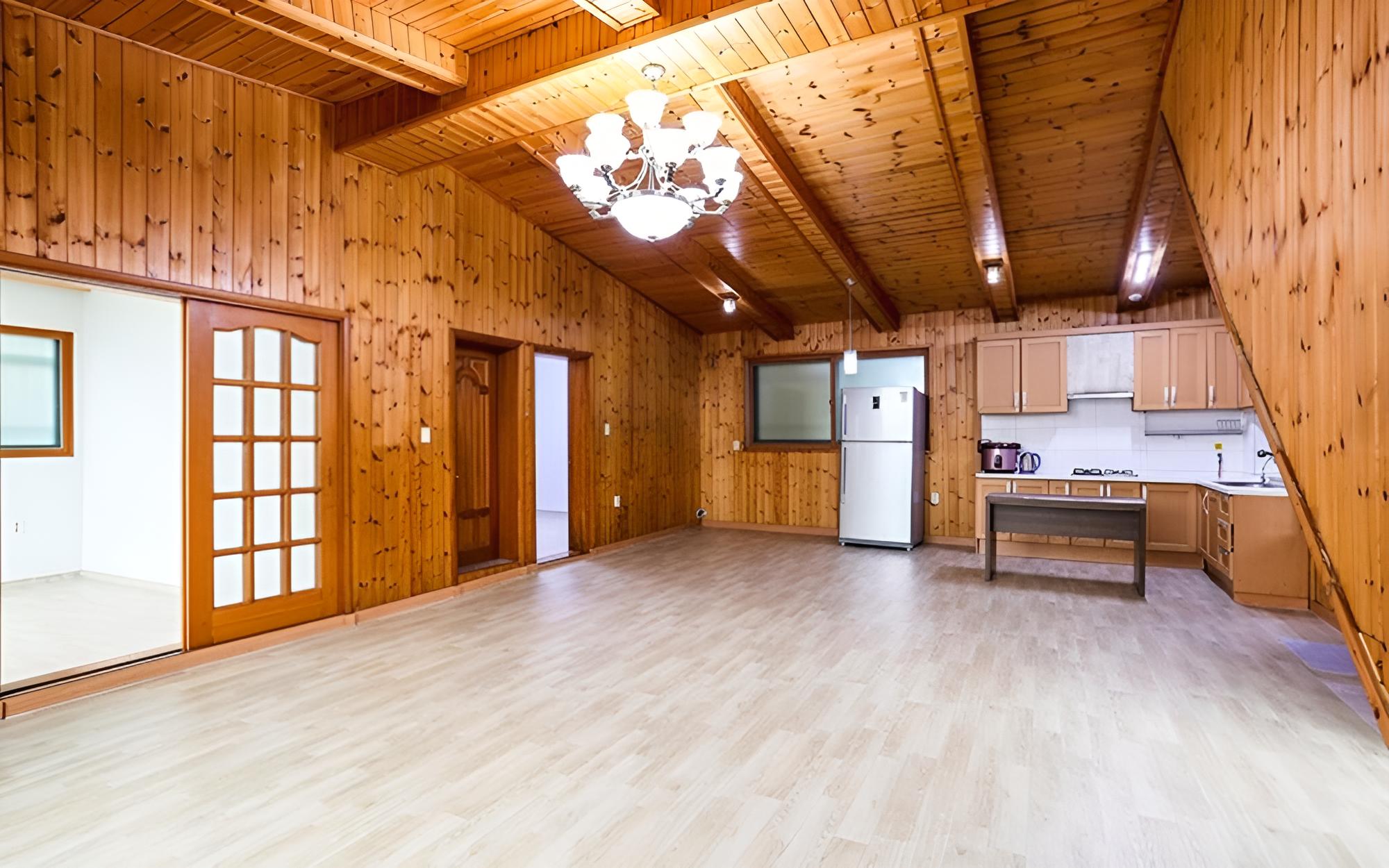 Room (Family room(group room) on the first )