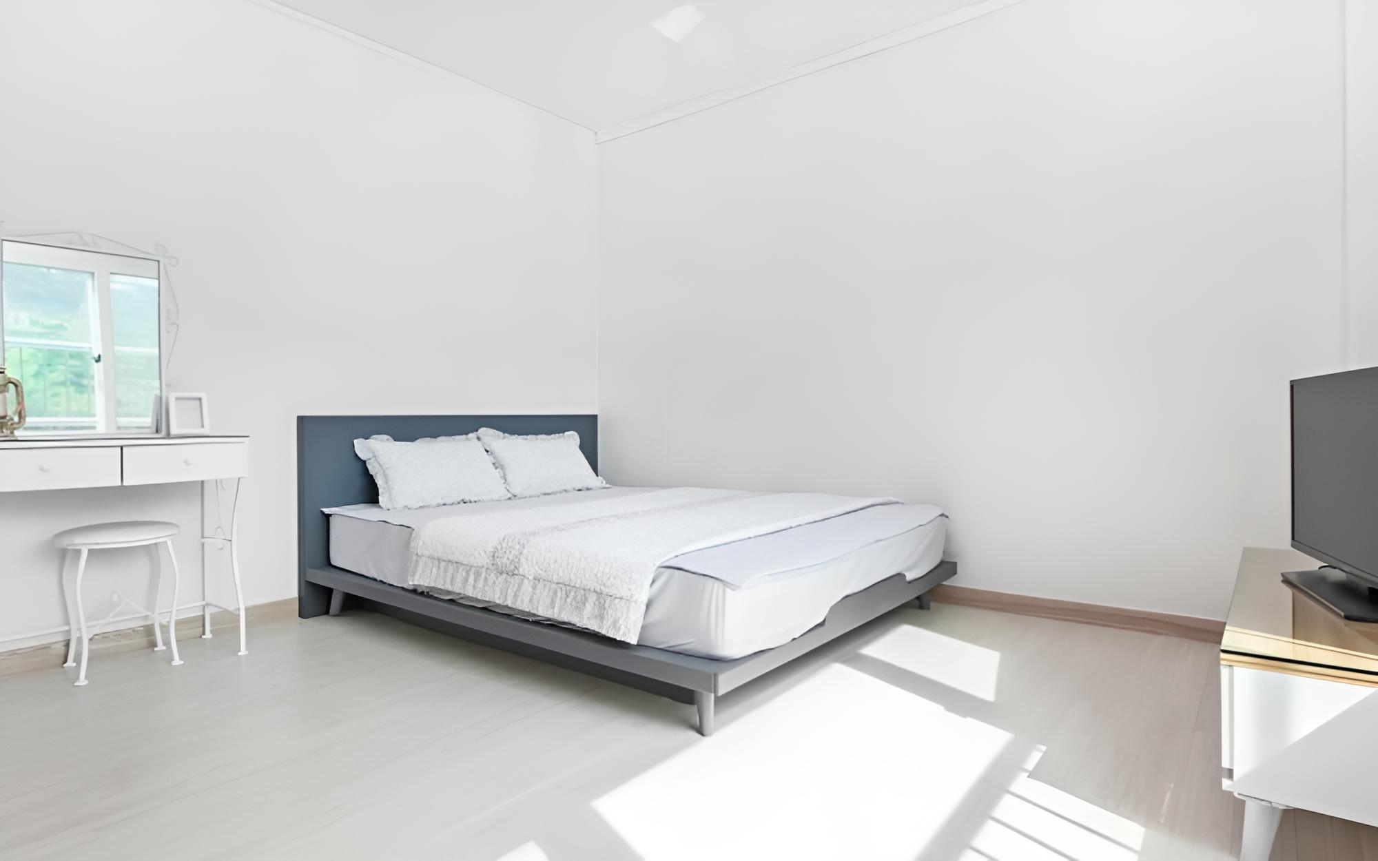 Room (Room 302)