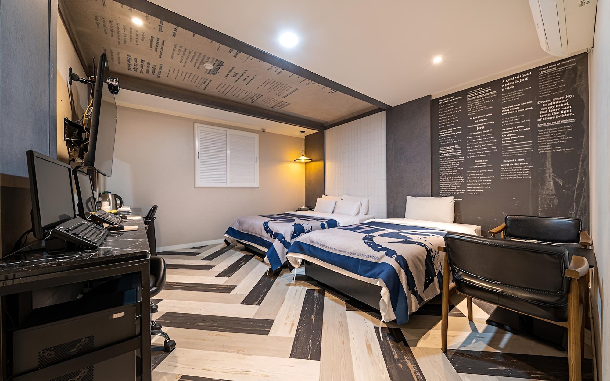Room (Twin)