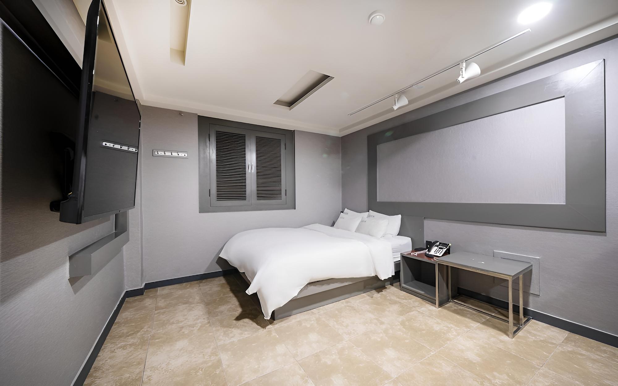 Room (Standard Room (Netflix 65inch TV)) - Photo 1