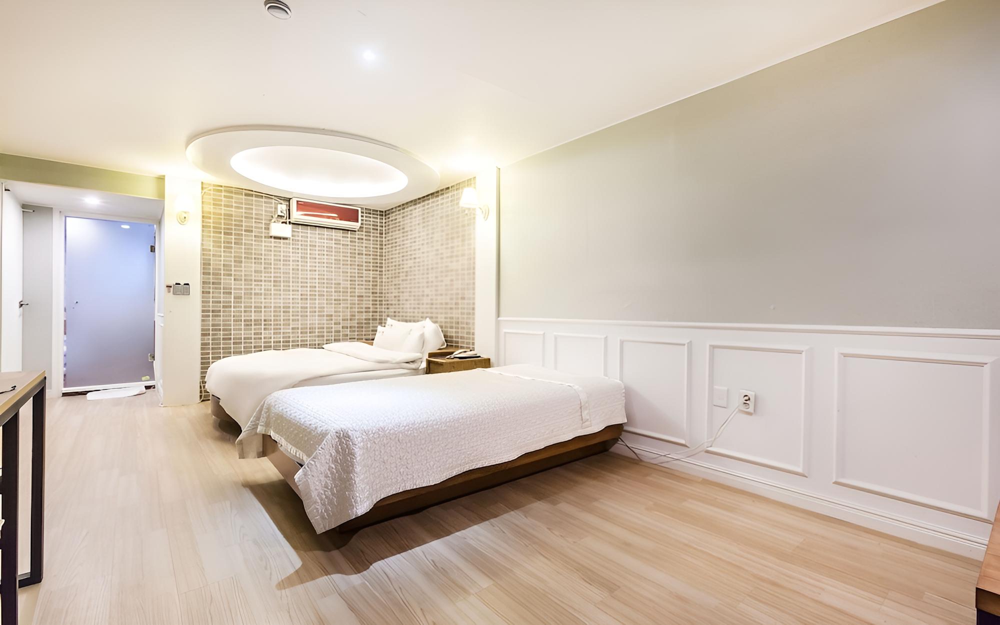 Room (Twin Beds (Netflix available)) - Photo 12