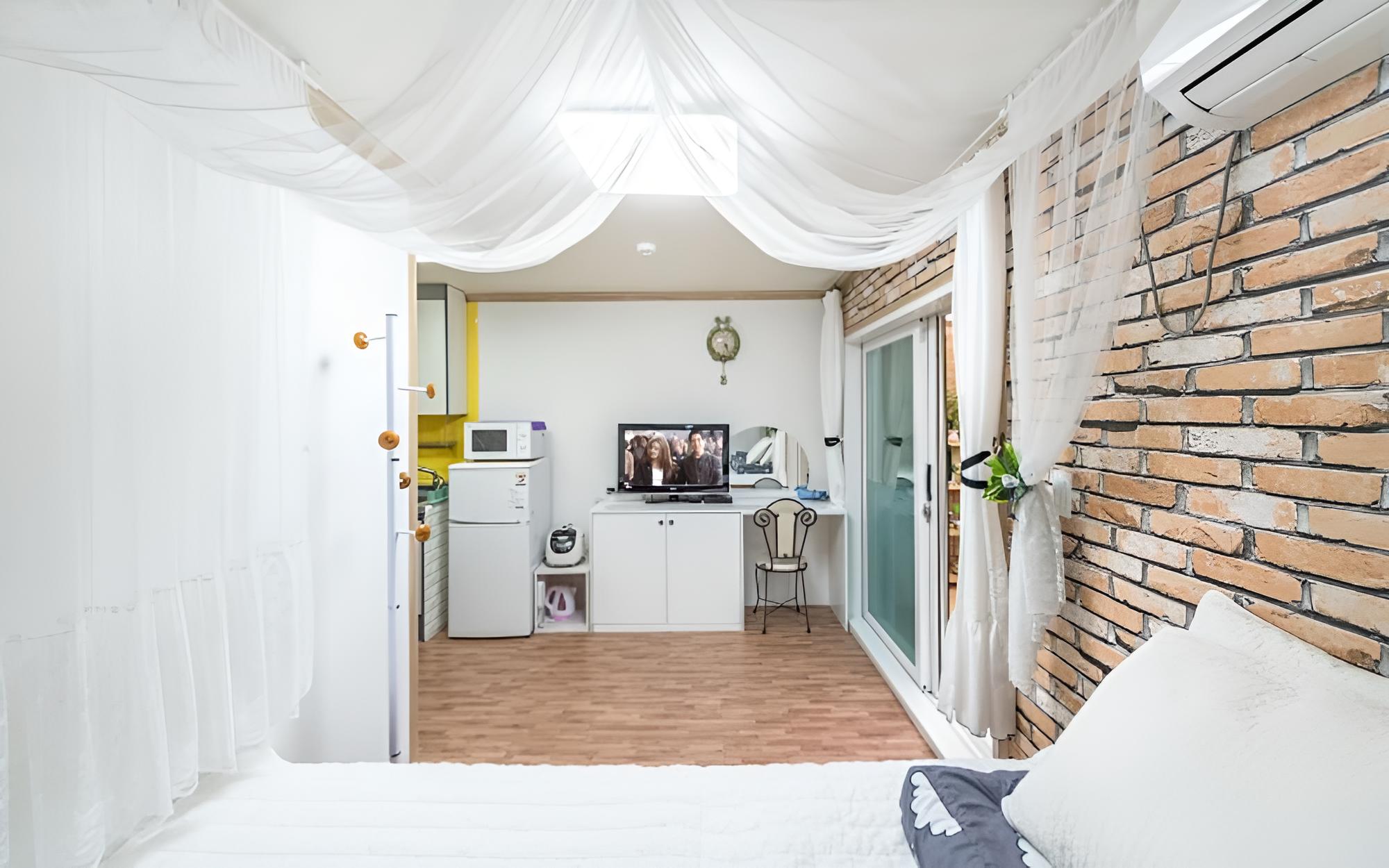Room (Sunflower Room 1)