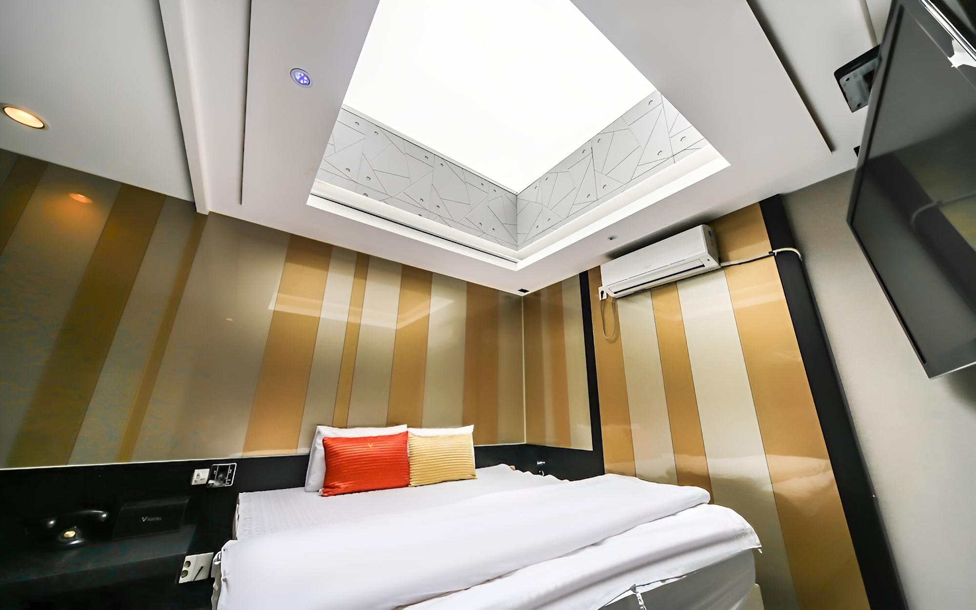 Room (Sky Room)