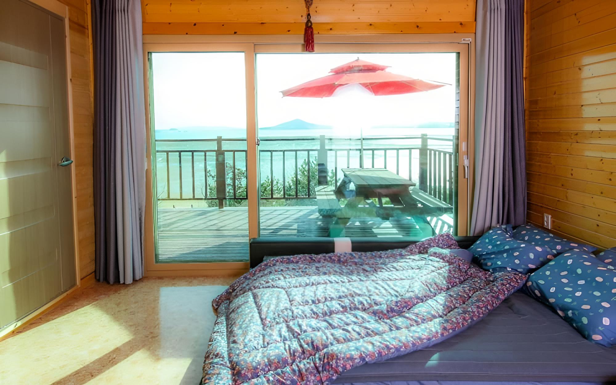 Room (Family Room 6 (Ondol))