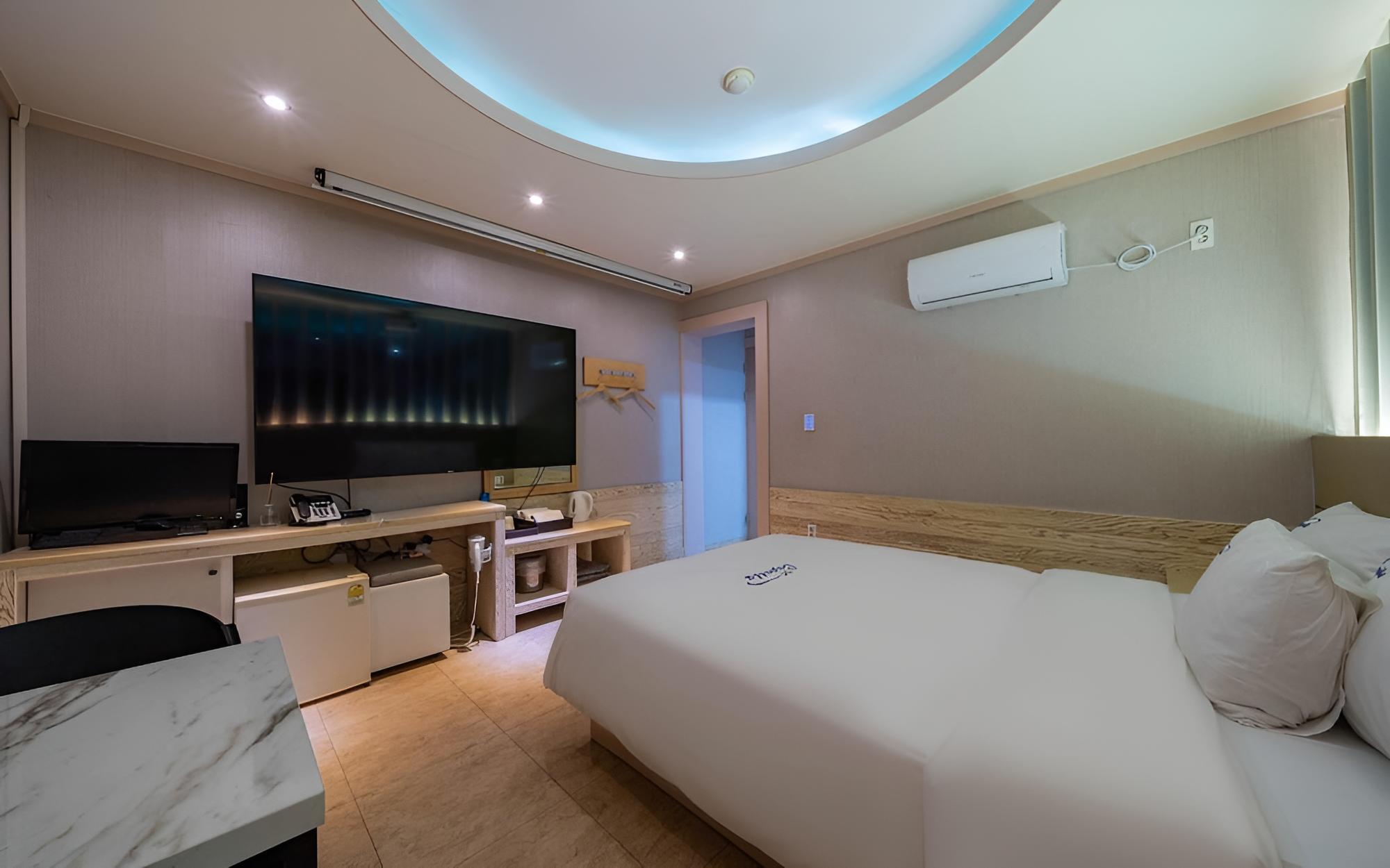 Room (Cinema Room (OTT Bathtub))