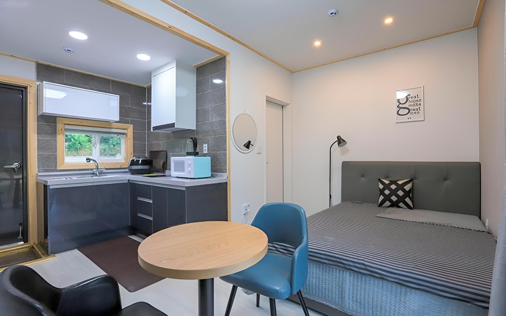 Room (Room 105)