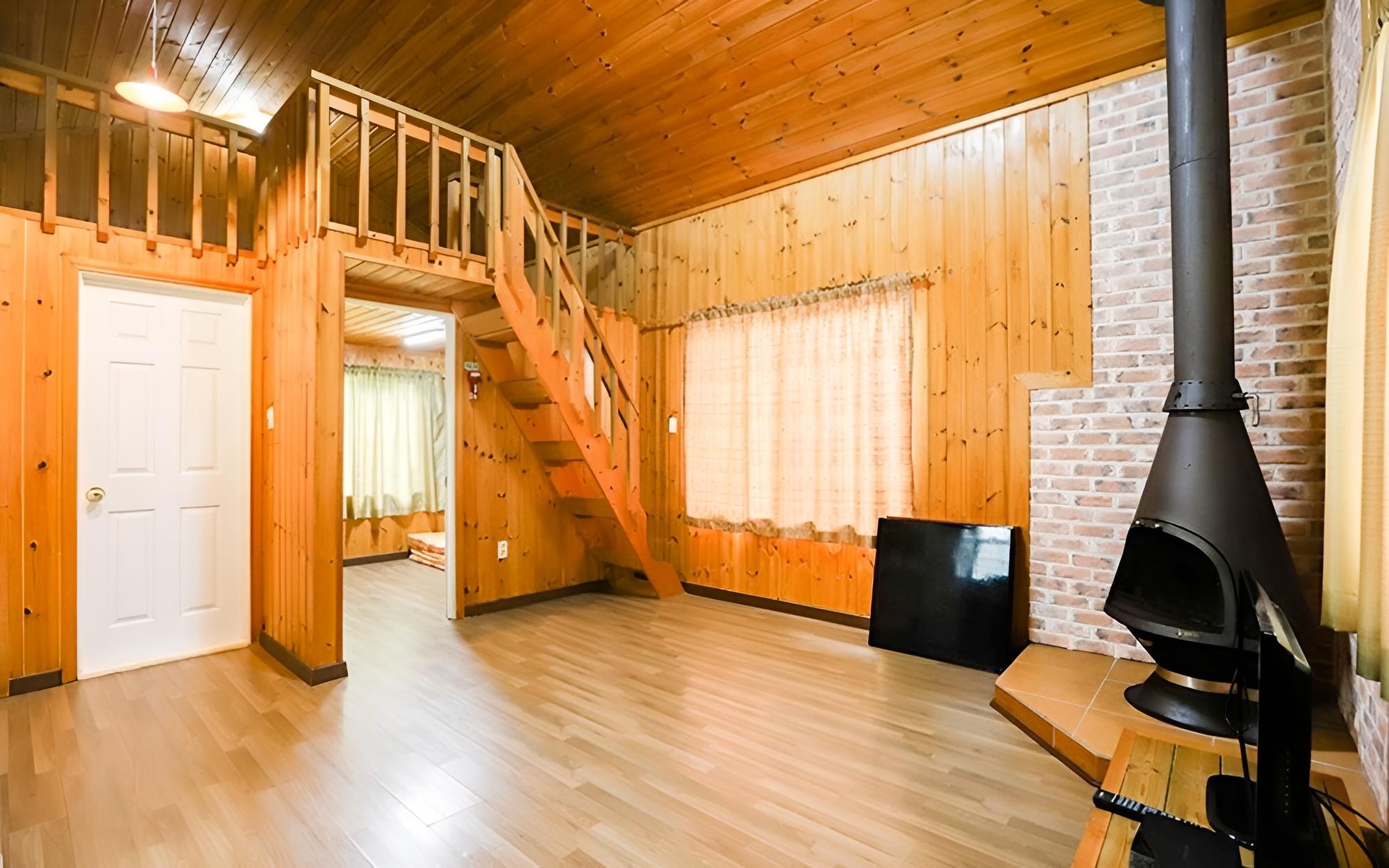 Room (Room 7 (Duplex))