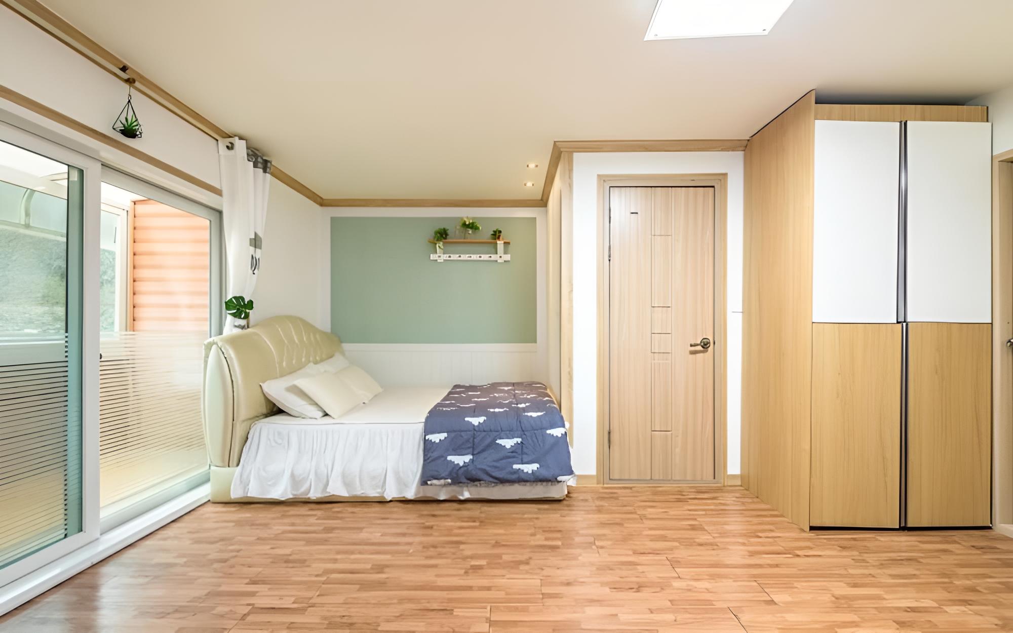 Room (Sunflower Room 2)