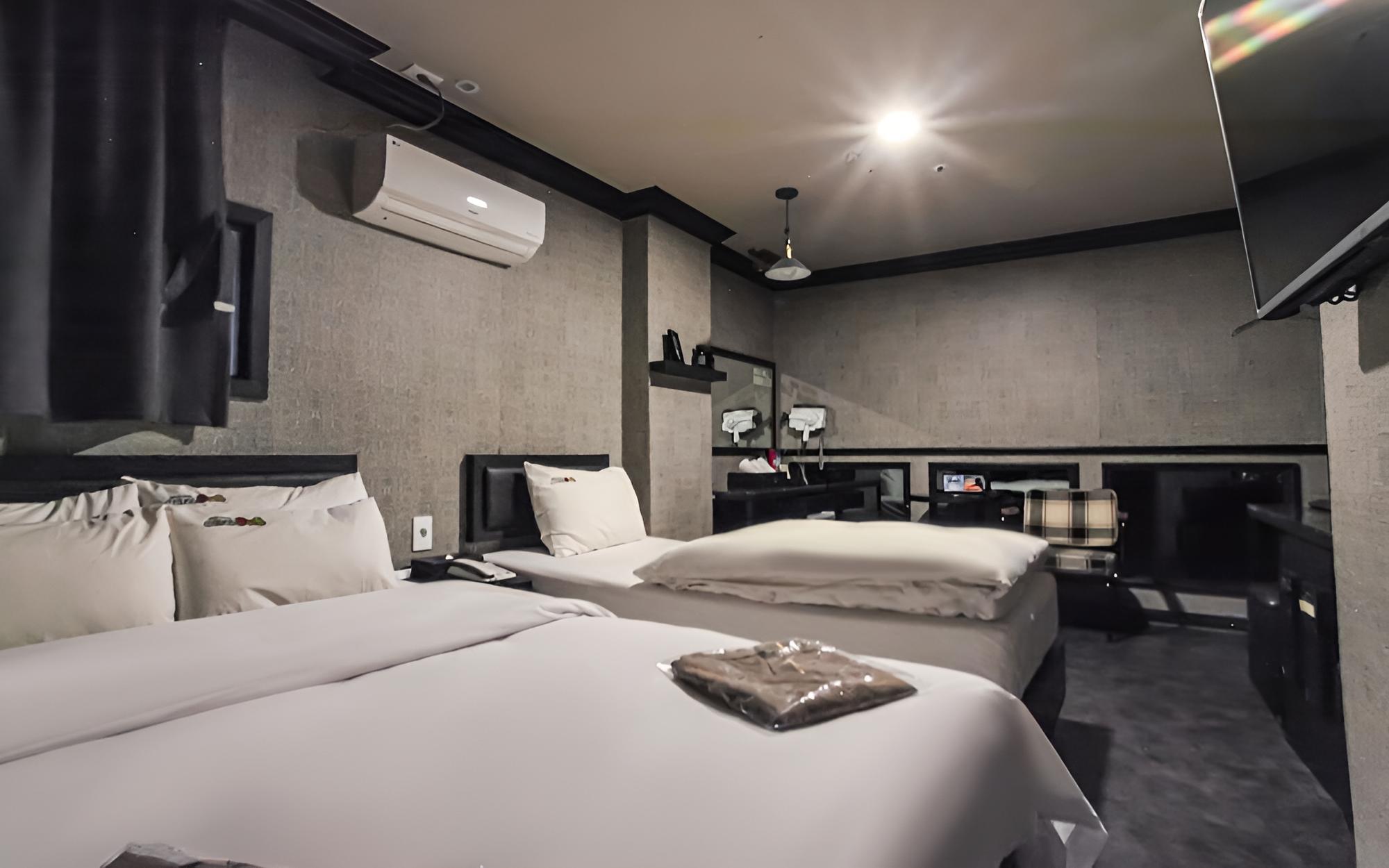 Room (Deluxe Twin (OTT)) photo 2