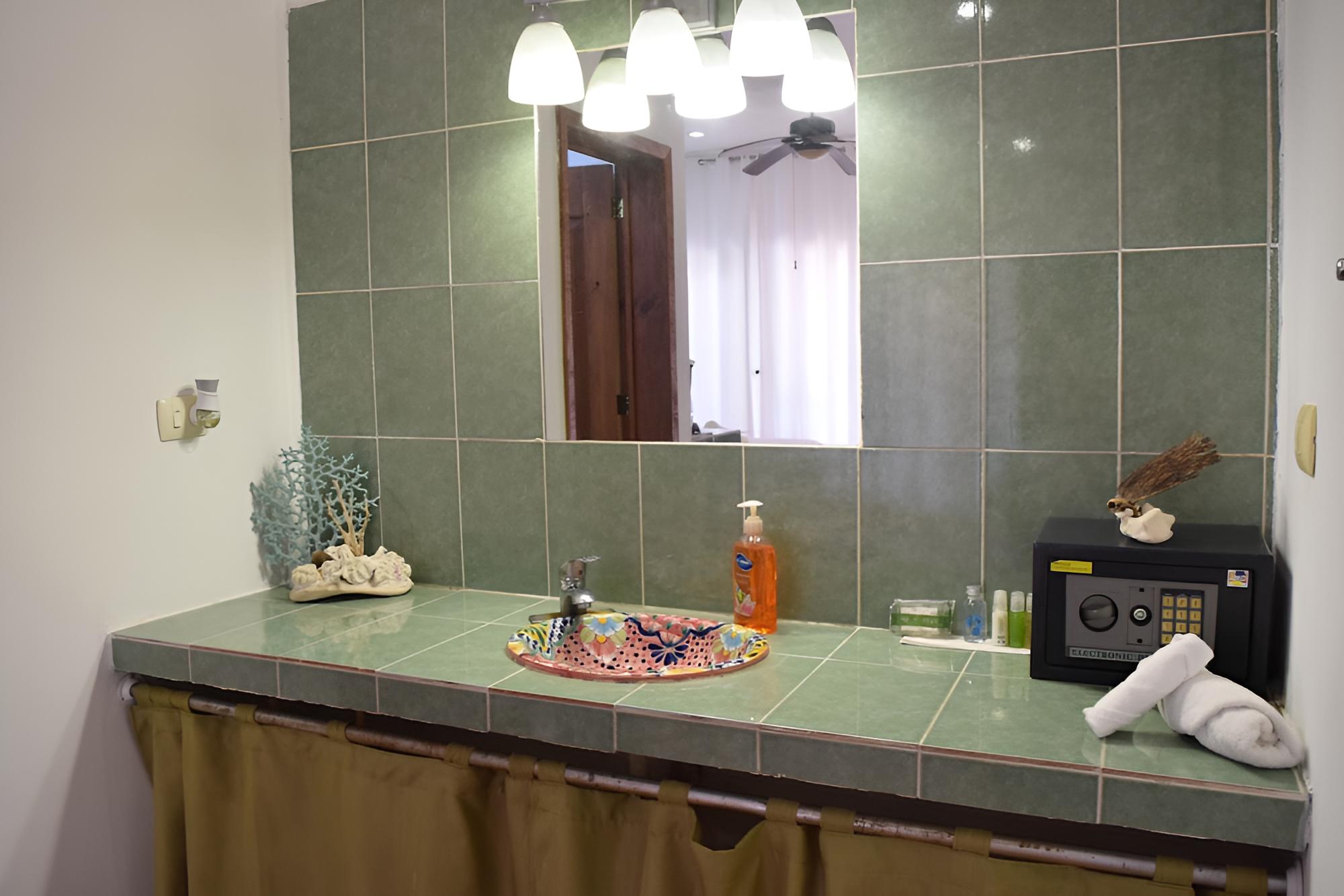 Deluxe Double Room, 1 King Bed, Non Smoking, Partial Ocean View