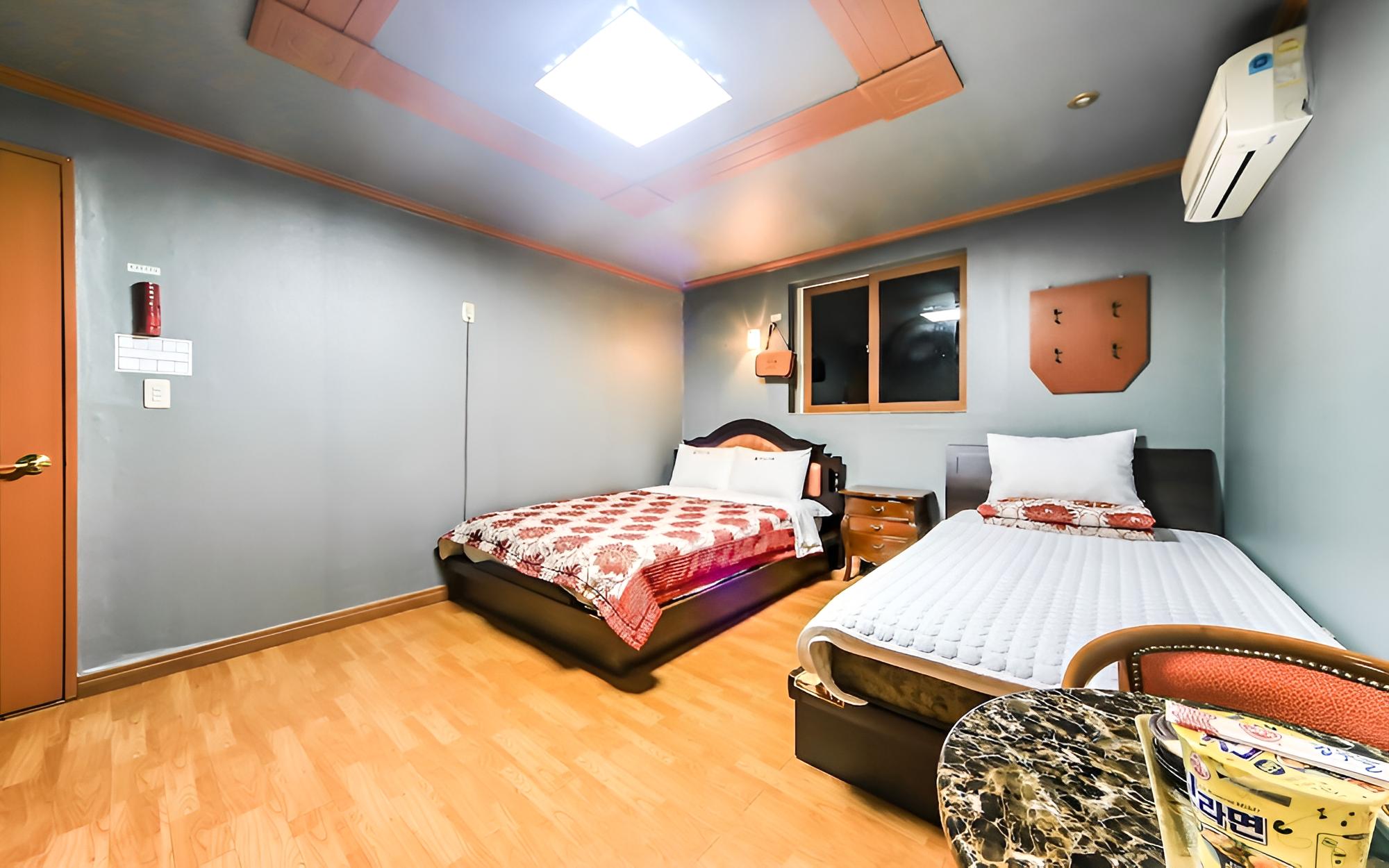 Room (Twin rooms (based on three people add)