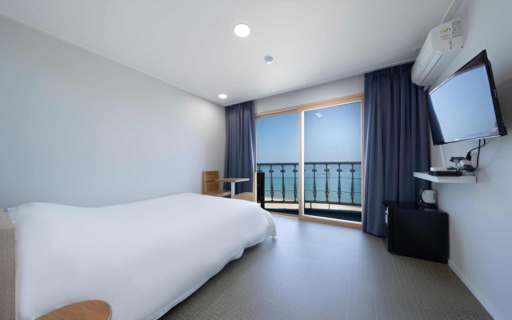 Room (Standard Room (Bathtub 3F)) - Photo 11