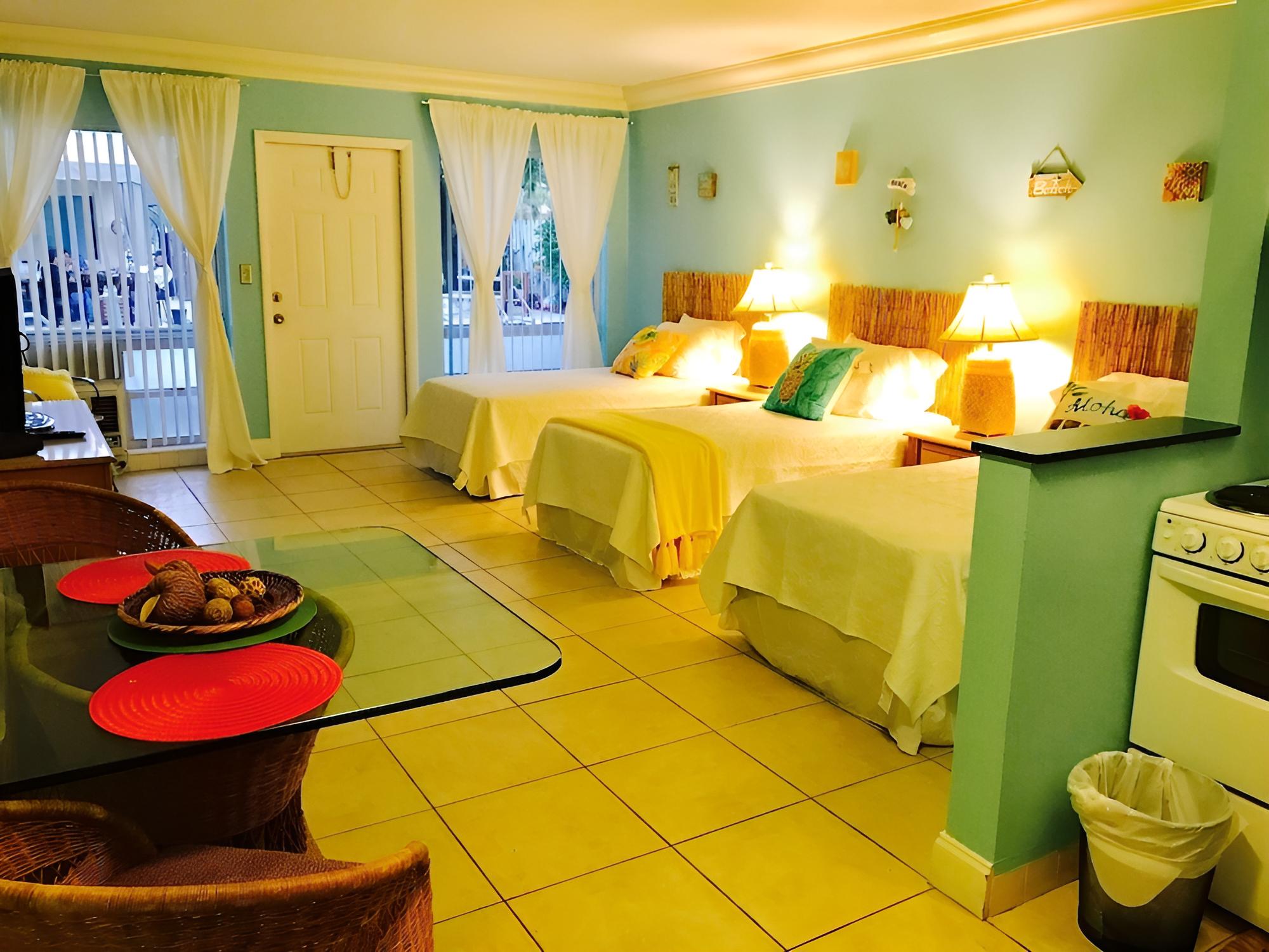 Family Studio, 3 Twin Beds, Kitchen, Courtyard View photo 3