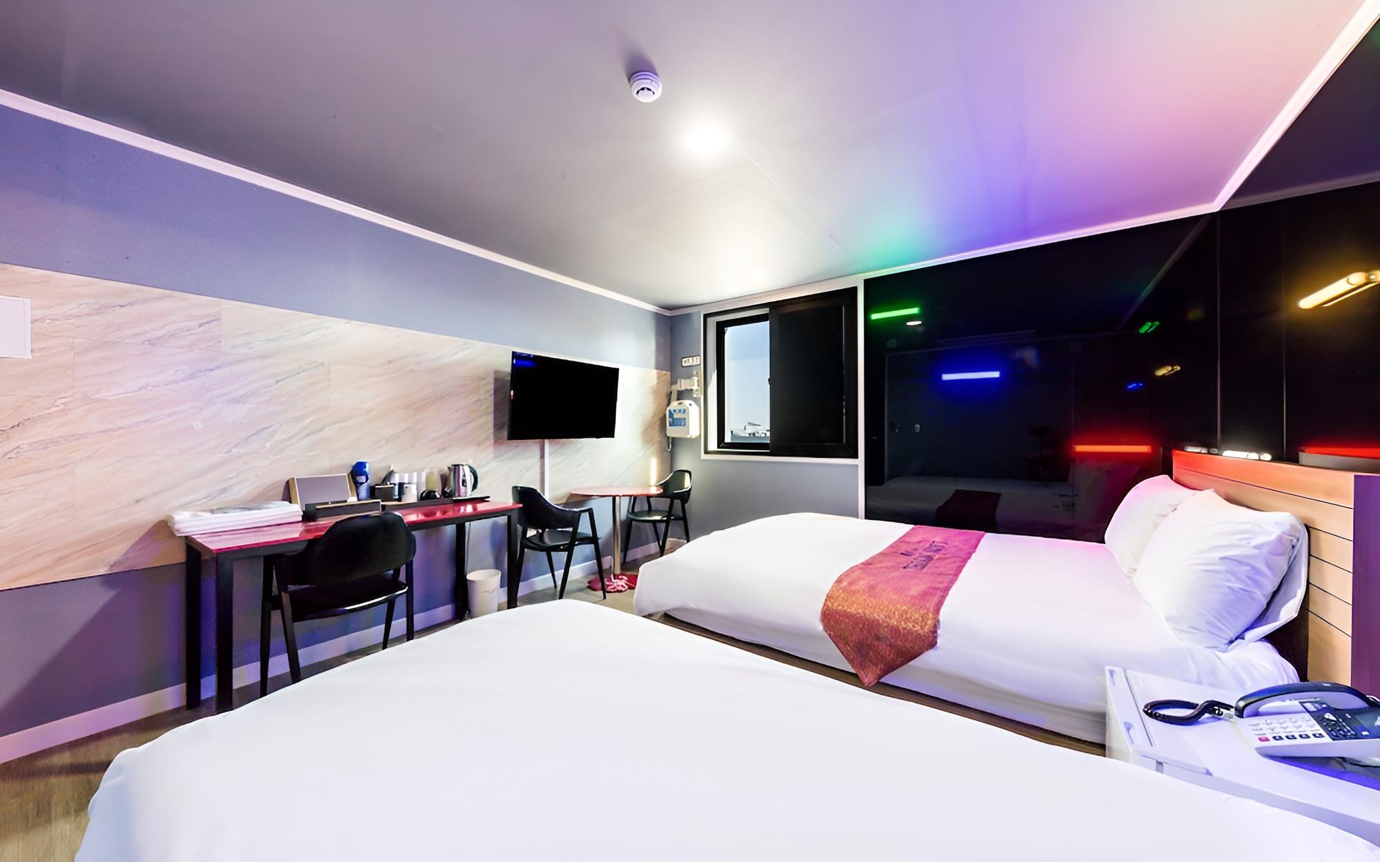 Room (Deluxe Twin (Double + Single)) - Photo 2